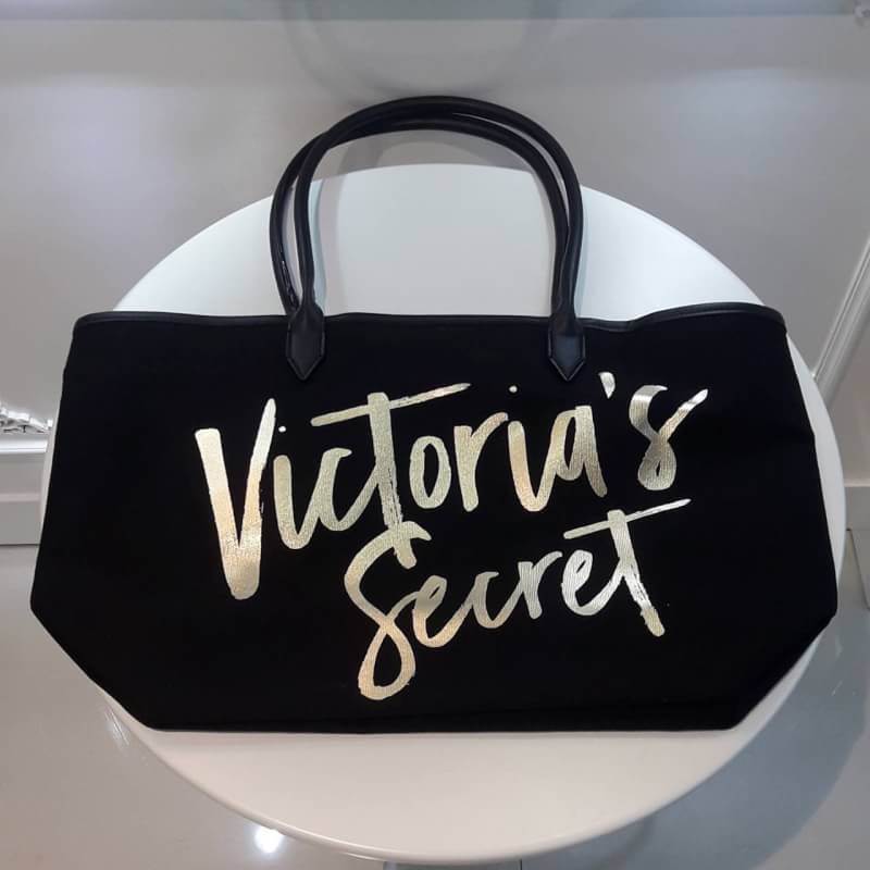 New Arrival! Victoria's Secret Canvas Large Tote Bag♡ กระเป๋าสะพายใบใหญ่ จุของได้คุ้ม! วัสดุทำจากผ้า canvas เต็มใบ ด้านหน้าแต่งโลโก้แบรนด์สีทอง สวยวับ! ด้านในบุผ้าปั้มลายเสือ มีของใส่ของจุกจิกค้า จะถือไปเที่ยวทะเลสักคืนสองคืน ใบนี้เอาอยู่คะ