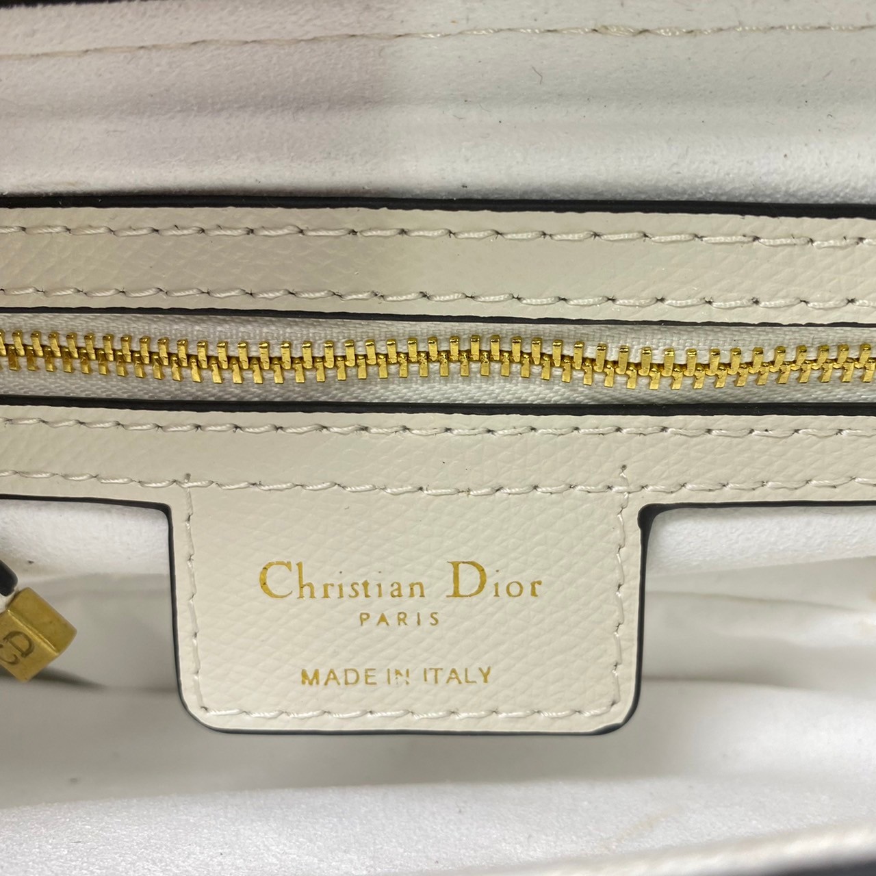 หนังแท้ DIOR SADDLE BAG with strap กระเป๋ารุ่นยอดนิยมตามแบบฉบับแบรนด์ งานออริหนังแท้ทั้งใบ ใช้งานได้ 2 แบบ สะพายยาว CROSSBODY และสายสั้นถือได้เก๋ๆ ลุคนี้คูลสุดๆ เลยค่าา ภาพถ่ายจากสินค้าจริง! สวยมาก พร้อมส่งที่ไทยราคาสุดคุ้ม สาวๆ ห้ามพลาดค่ะ!