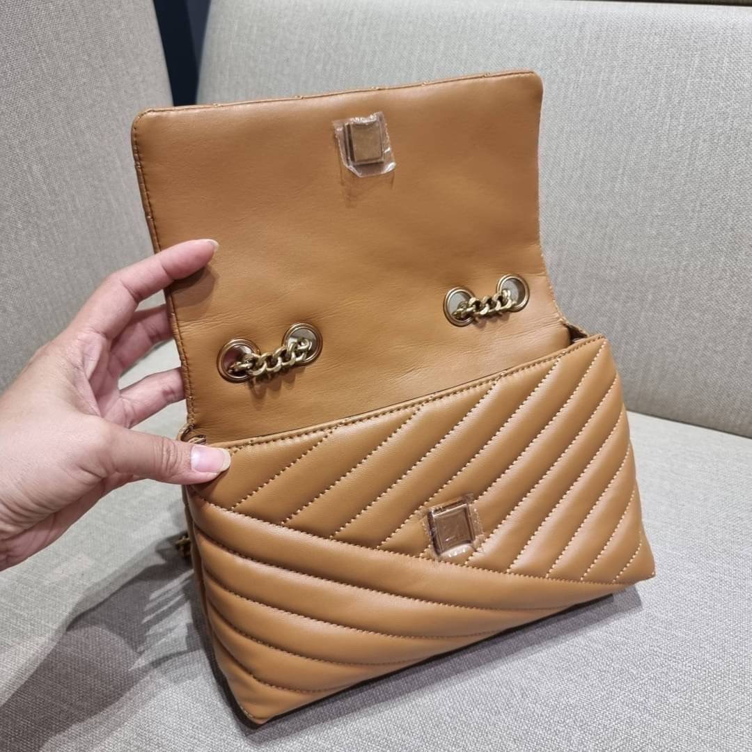 TORY BURCH KIRA CHEVRON CONVERTIBLE SHOULDER BAG (SMALL / MEDIUM) กระเป๋าสะพายรุ่นยอดฮิต ไซส์คลาสสิค ที่ใช้ยังไงก็ดูหรู ดีไซน์เฉพาะตัว วัสดุหนังแกะ สัมผัสนิ่ม เปิด-ปิดด้วยกระดุมแม่เหล็ก ภายในเป็นช่องโล่ง ใส่กระเป๋าสตางค์ มือถือ เครื่องสำอางค์ พาวเวอร์แบงค