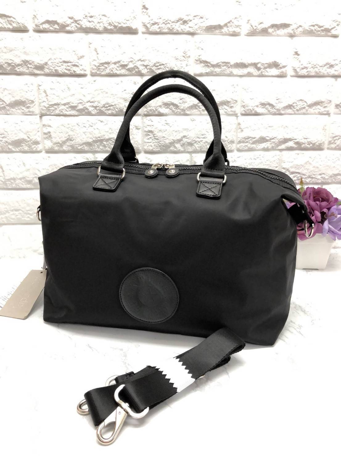Kipling Tiram Handbag 2018 (Kipling oem factory HK.) กระเป๋าถือหรือสะพายขนาดกลาง วัสดุ nylon กันน้ำในระดับนึงค่ะ เปิดปิดกระเป๋าแบบซิปคู่ ภายใน กระเป๋าโล่งกว้าง มีข่องซิป และช่องเล็ก และช่องขนาดกลาง เสริมนวมกันกระแทก พร้อมสายห้อยกุญแจ ด้านข้างกระเป๋า สามาถ
