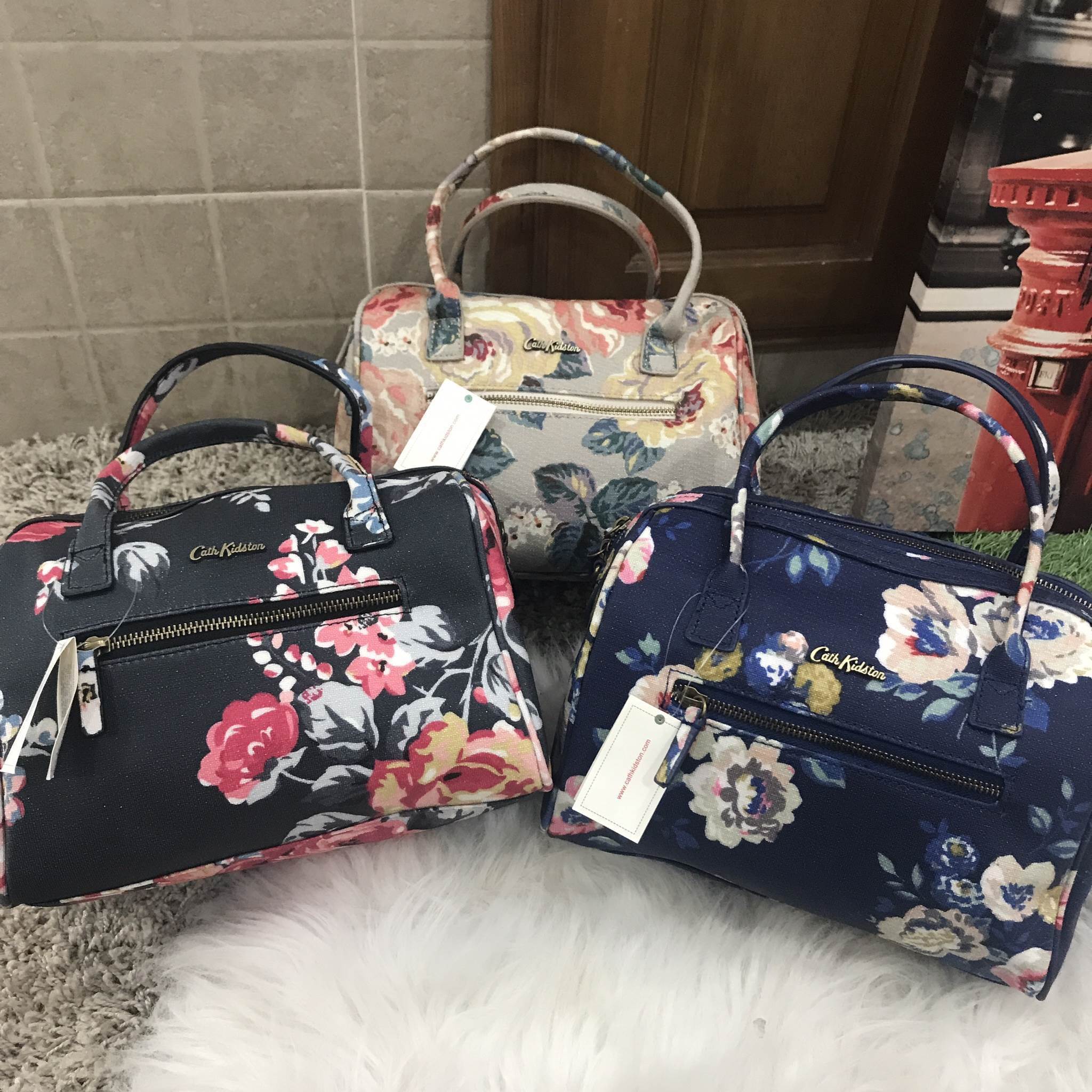 Cath Kidston bowling bag กรี้ดกับความน่ารักของกระเป๋าแบรนด์นี้ค่ะ กระเป๋าทรง bowling bag จาก cath kidston ชนช้อป ค่ะ ขนาดกลางจุของ ทั้งกระเป๋าสตางค์ กระเป๋าเครื่องสำอางค์ เปิดปิดด้วยซิป มีมาครบสามลายแล้วค่ะ นี้หนังแข็งเป็นทรงไม่ย้วย ใช้งานง่าย แนะนำมากๆเล