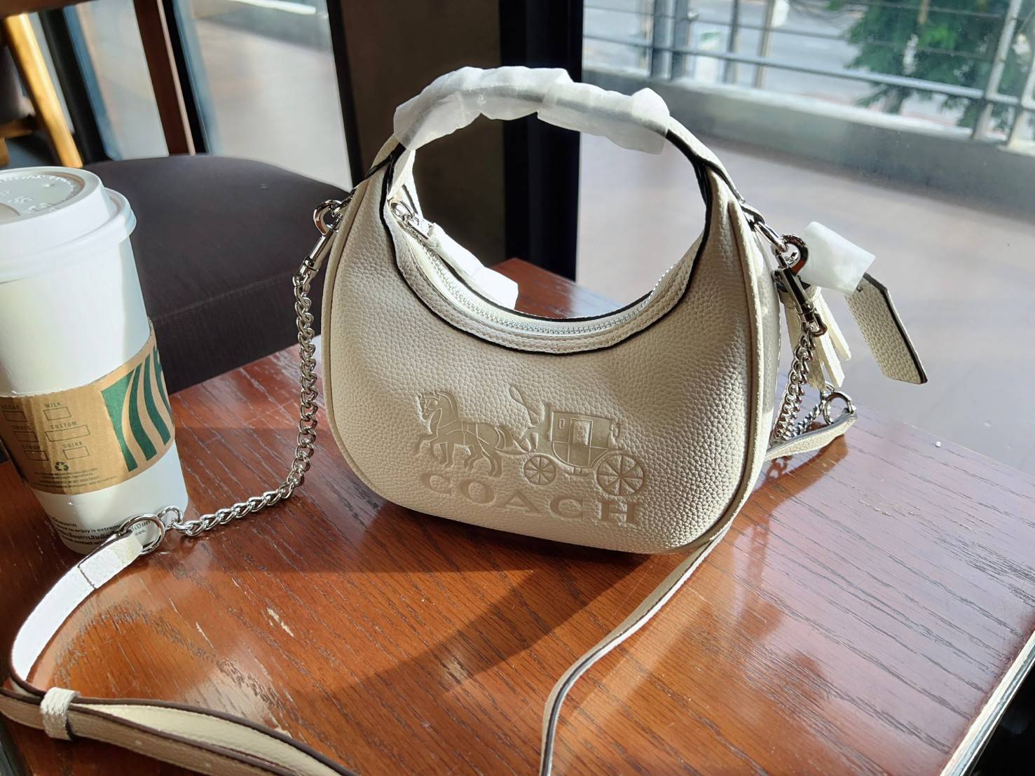 COACH CARMEN MINI CROSSBODY BAG กระเป๋ารูปทรงพระจันทร์โค้งมน น่ารักน่าใช้มากๆ!! เกรดท็อปออริ เกรดดีสุด สลับแท้ 1:1 ใช้ต่างประเทศได้