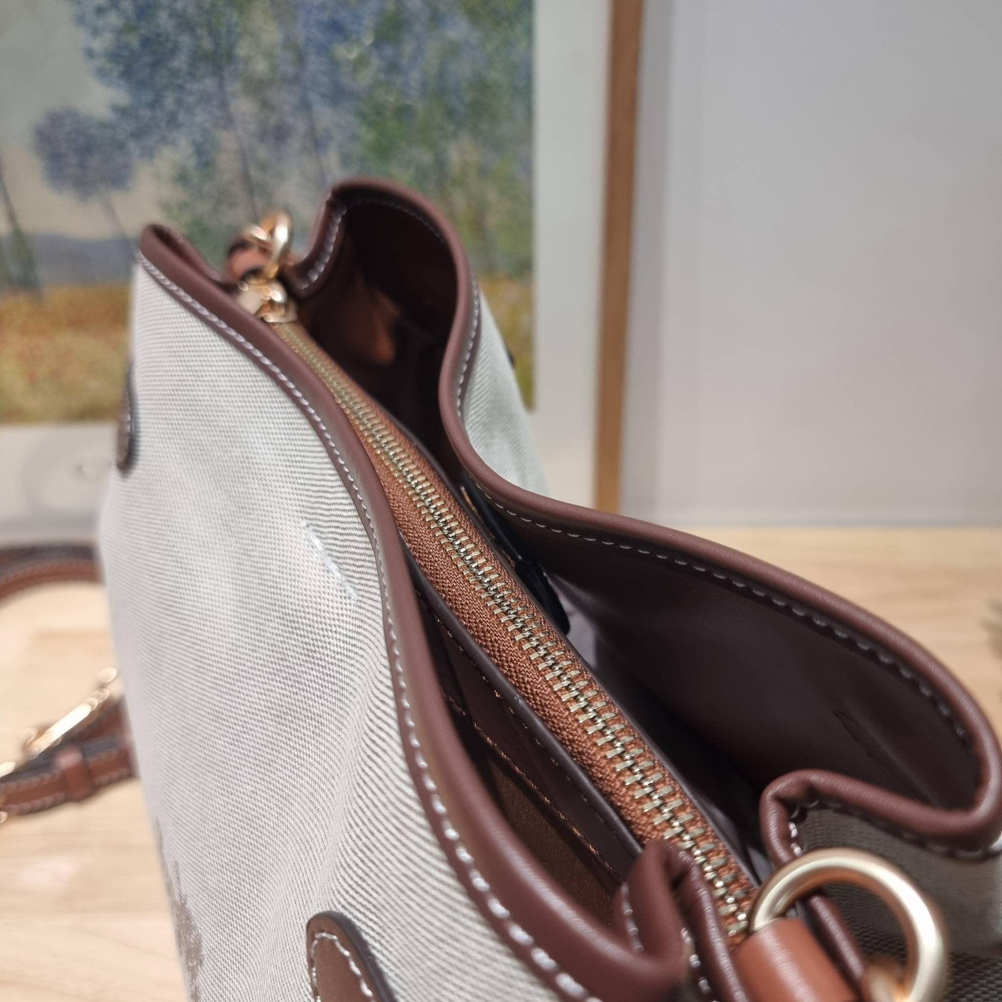 COACH CH190 HANNA SHOULDER BAG น้องใหม่ เรียบหรู ดูแพง กับกระเป๋าสะพายไหล่ทรงสวย โทนสีคลาสสิค ดีไซน์ตกแต่งสายคาดจับจีบข้างกระเป๋าเพิ่มดีเทล มาพร้อมหูจับถอดแยกได้