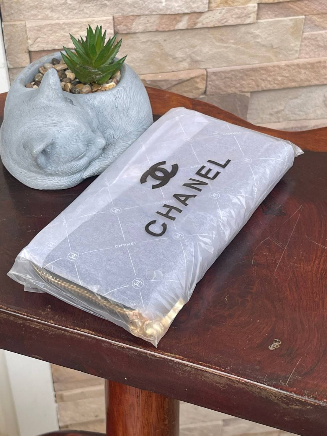 Chanel Caviar Zippy Long Wallet เป็นกระเป๋าสตางค์ที่ใช้งานอย่างง่ายแสนง่าย มาในรูปอบบซิปรอบ ที่มีดีเทลตรงหัวซิปเป็นอะไหล่โลโก้สีทอง เพิ่มดีกรีความน่ารักเข้าไปอีก ภายในพร้อมช่องใส่ธนบัตร ช่องซิปสำหรับใส่เหรียญ และช่องสำหรับใส่การด์ต่างๆ นอกจากนั้นด้านหน้าก