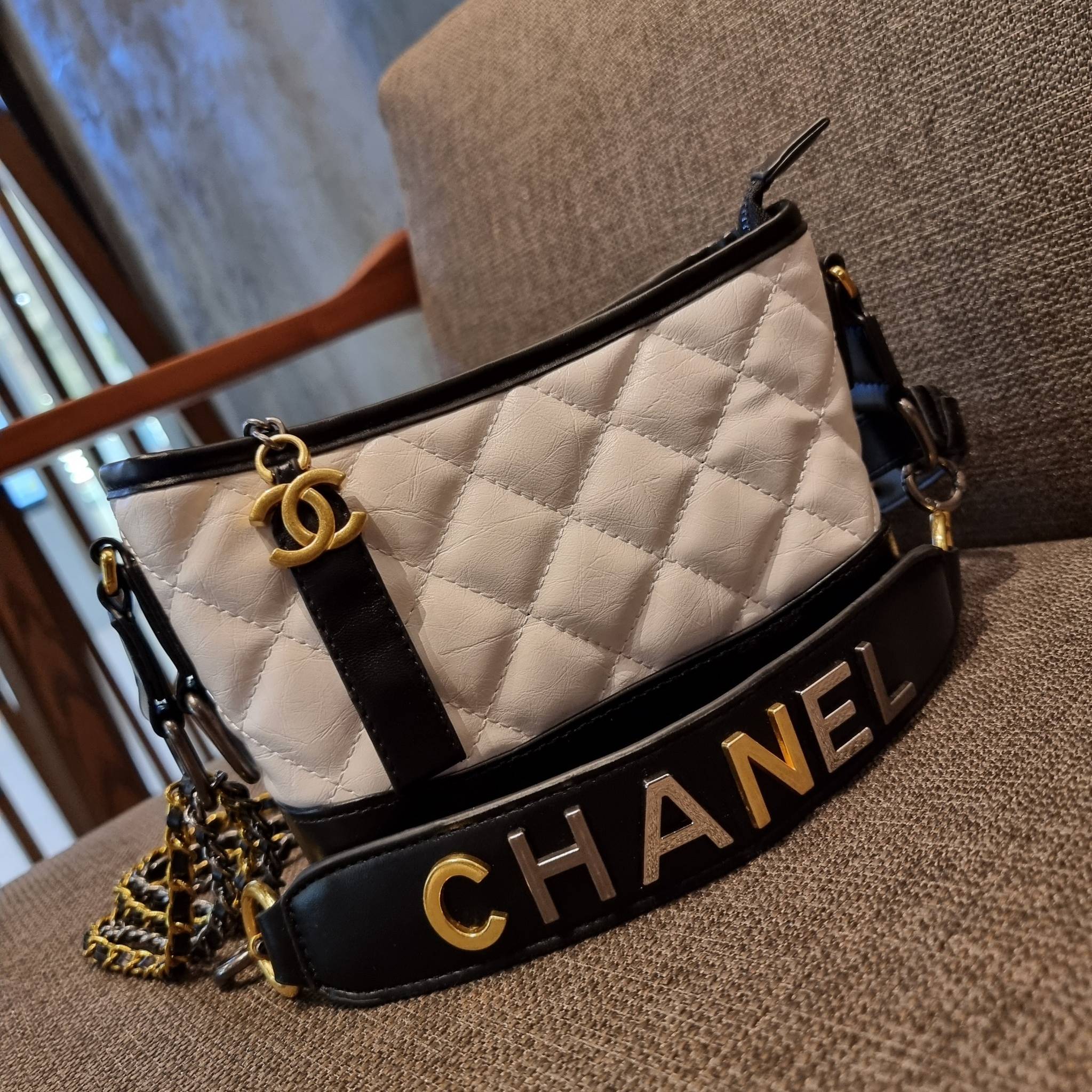 8" CHANEL SHOULDER BAG / CHANEL GABRIELLE HOBO BAG ไซส์คลาสสิค กระเป๋าสะพายข้าง/ไหล่ หนังสังเคราะห์ นิ่ม หรู มาพร้อมพวงกุญแจสัญลักษณ์แบรนด์ พิเศษ!! สายคล้อง jumbo font เพิ่มดีเทลความแพง อะไหล่พร้อมโซ่สะพายสีทองสลับสีเงินรมดำ สามารถสะพาย crossbody หรื