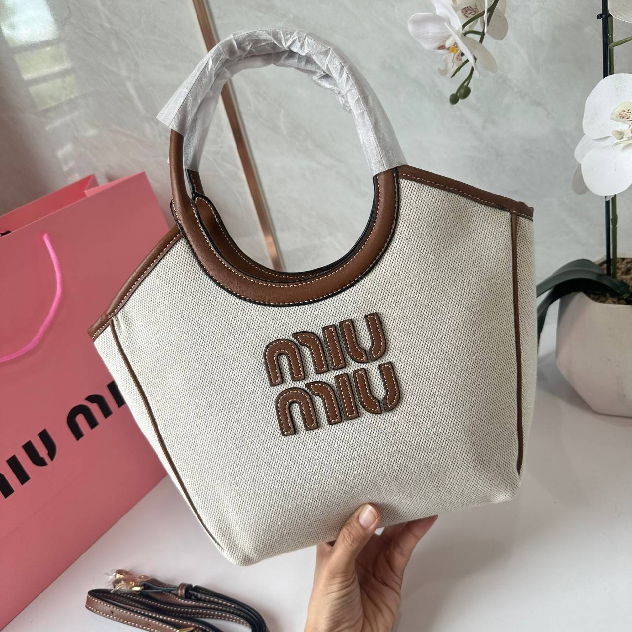 MIU MIU IVY CANVAS BAG / MIU MIU TOTE IVY MINI กระเป๋าถือหรือสะพายข้างทรงโท้ท รูปทรงทันสมัยน่ารัก สวยหรูมากๆคะ