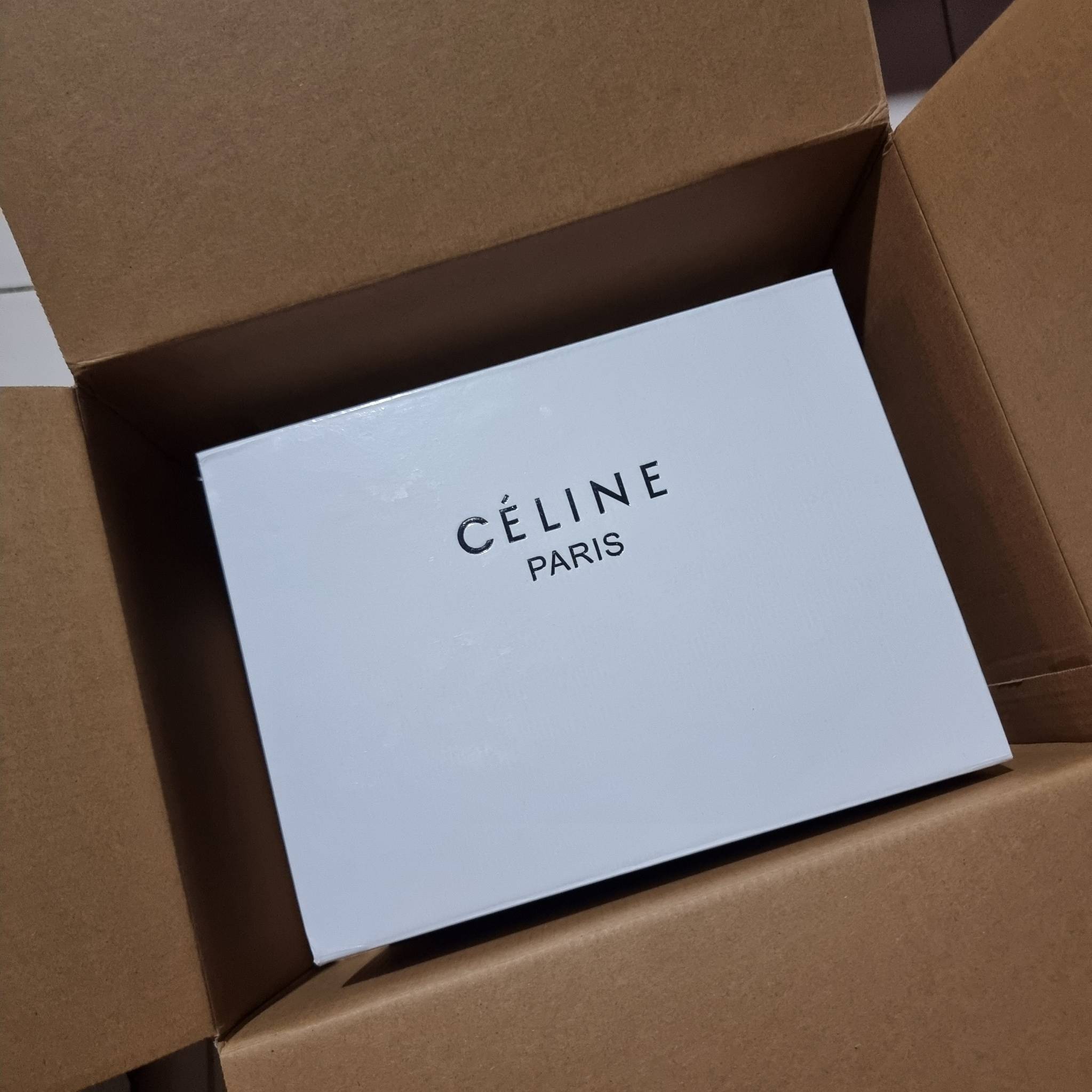 VIP 🥂 CELINE CLASSIQUE TRIOMPHE BAG IN SHINY CALFSKIN ไอเท็มสุดคลาสสิค ที่ขาดไม่ได้ กระเป๋าสะพายทรงสวยคลาสสิค แฝงความผู้ดี ที่ใช้ได้ทั้งชายหญิง วัสดุหนังแท้ เปิด-ปิดด้วยตัวกดล็อค สะดวกใช้มาก ภายในเป็นช่องโล่ง เก็บของได้เป็นสัดส่วน และยังมีช่องซิปใ