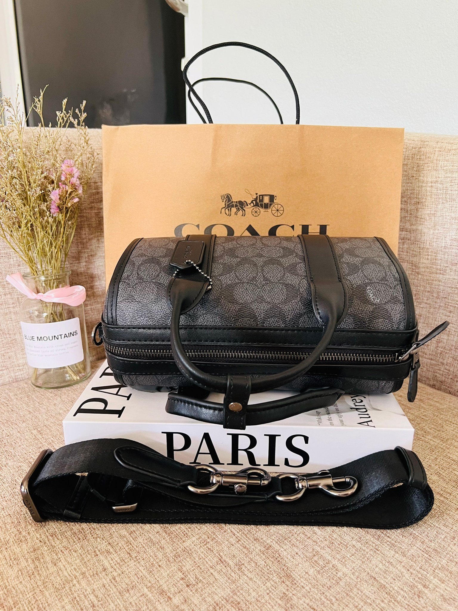 COACH GOTHAM DUFFLE 24 IN SIGNATURE CANVAS CA186 กระเป๋าทรงหมอนรุ่นใหม่สุด 2022 รุ่นนี้สามารถใช้ได้ทั้งชายหญิง หนังแท้อย่างดี นิ่มทรงสวย มากๆค่ะ เปิด-ปิดกระเป๋าแบบซิปคู่ด้านบนมีกระดุมรวบหูหิ้วให้ด้วยนะคะ ภายในกระเป๋าสามารถใส่สัมภาระที่จำเป็นในชีวิตประจำวั