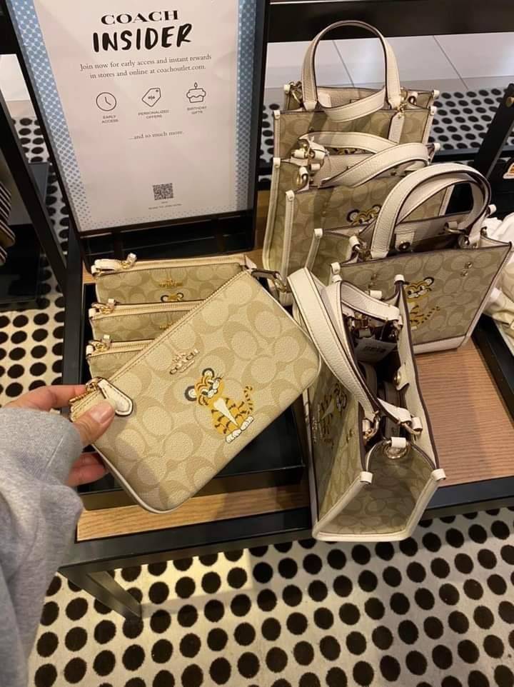 COACH NOLITA 19 IN SIGNATURE CANVAS WITH TIGER (C7699) 😻กระเป๋าถือ กระเป๋าสะพายทรงพอชเล็ก ปรับเป็นคล้องมือได้ รุ่นนี้ บอกเลยว่าใช้ง่ายสะพายคล่องมากๆ// จะสะพายไหล่ หรือปรับเปลี่ยนมาเป็นแบบคล้องมือเก๋ๆก็ยังได้ เพียงแค่ถอดตะขอมารวมกันไว้ที่หูกระเป๋าข