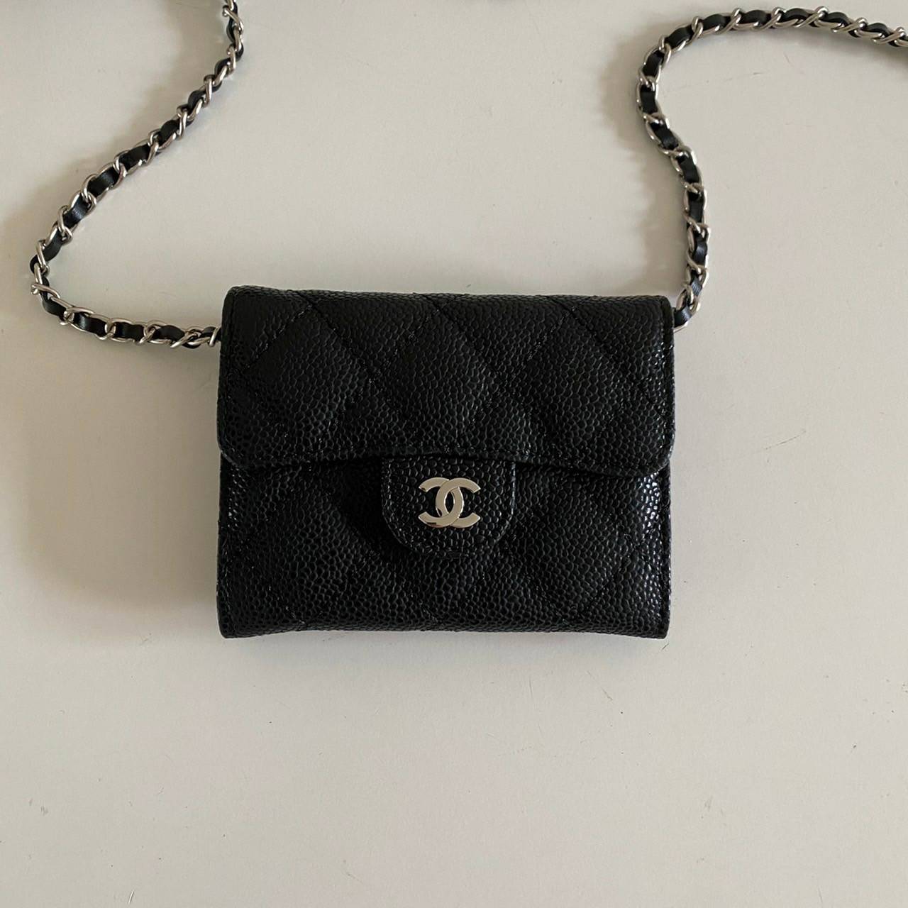 หนังแท้ Chanel wallet on chain / CHANEL BLACK CAVIAR BAG พร้อมส่งที่ไทย รุ่นยอดนิยมไอเท็มฮิตวัสดุหนังแท้คาเวียร์สวยคลาสสิคเปิดปิดด้วยฝาปิดกระดุมด้านหน้ามีโลโก้แบรนด์อะไหล่ทองสวยหรูดูดีมาพร้อมสายโซ่อะไหล่เงินและทองร้อยหนังจะสะพายไหล่ หรือ Crossbody ก็ดูดี 