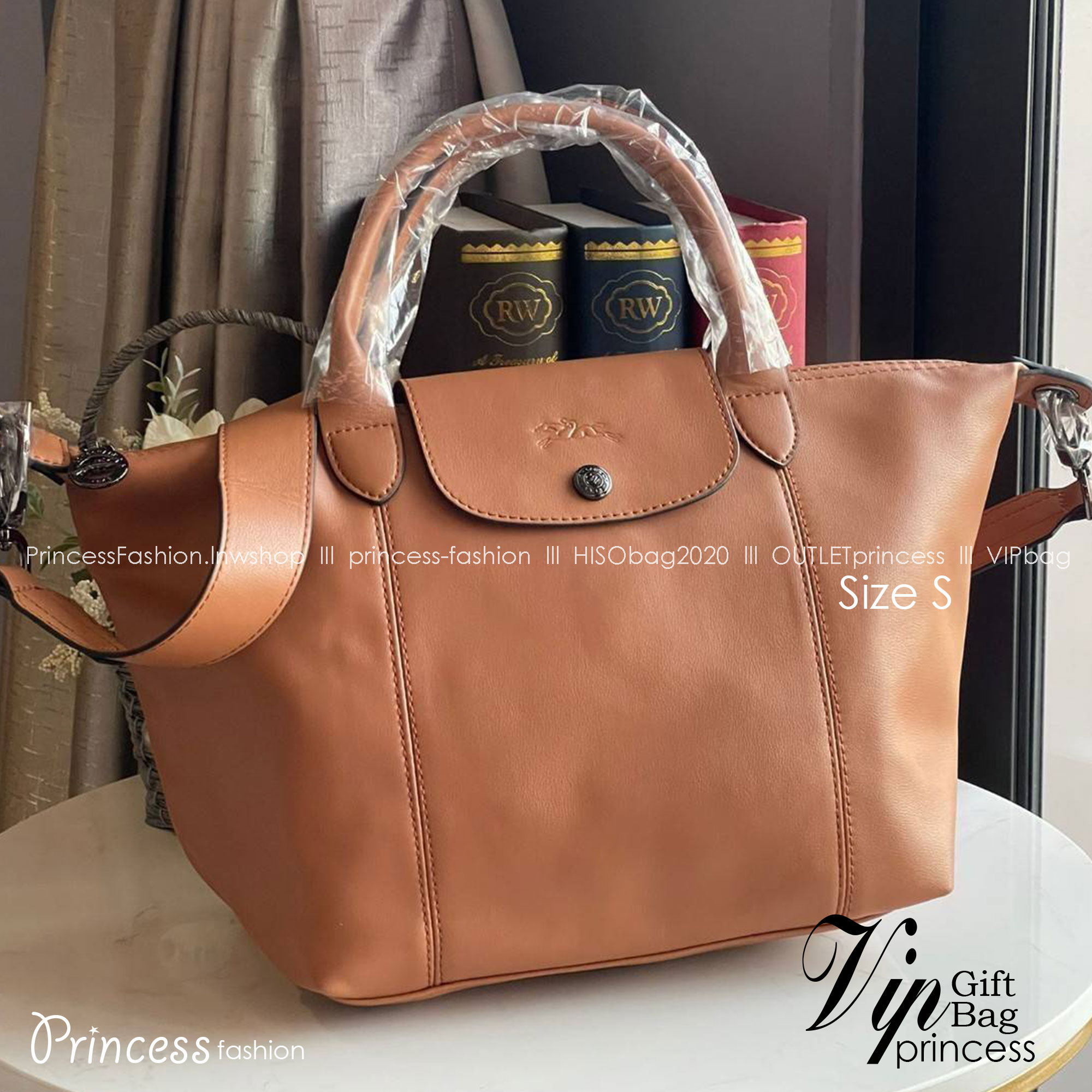 Longchamp Le Pliage Cuir Top handle bag S เรียกว่าเป็นกระเป๋าอีกหนึ่งรุ่นที่ไม่ว่ายังไงก็ฮอตฮิตและติดเทรนด์ตลอดไม่เคยเปลี่ยนกับ ทรง Le Pliage Cuir หนึ่งในตระกูลกระเป๋าสุดไอคอนิกจากแบรนด์