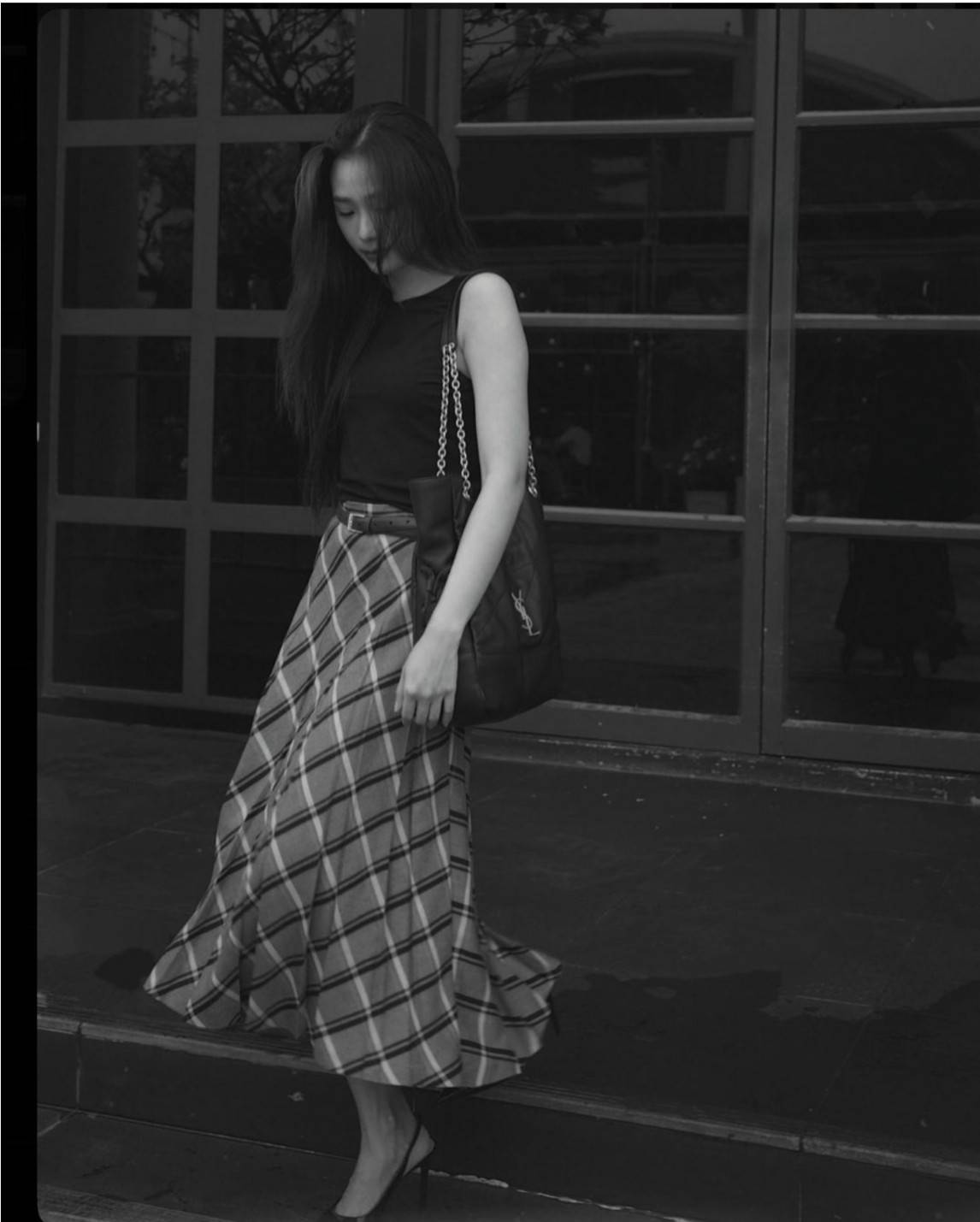 YSL jamie shopping bag ครบเครื่องตัวมัมเค้าใช้กัน ดีไซน์ใหม่! กับกระเป๋าสะพายใบใหญ่ เรียบหรู ดูปัง ดูแพง สีดำคลาสสิคตัดกับอะไหล่สีทองได้อย่างลงตัว