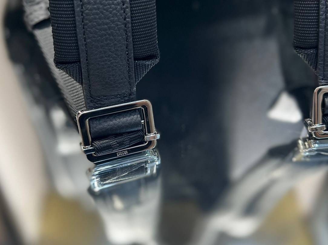 หนังแท้ CHRISTIAN DIOR BLACK GRAINED CALFSKIN MOTION BACKPACK พร้อมส่งที่ไทย กระเป๋าเป้ใบใหม่ โทนสีดำคลาสสิก เกรดเทพออริจินอลหนังแท้ทั้งใบ ภาพสินค้าถ่ายจากงานขายจริง ใช้งานต่างประเทศได้