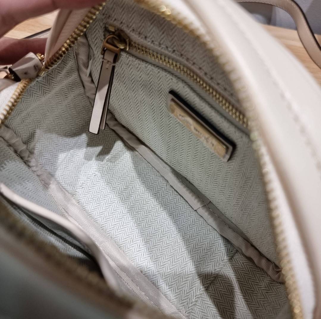 TORY BURCH KIRA CHEVRON SMALL CAMERA BAG / TORY CAMERA BAG / TORY BAG พร้อมส่ง 4 สี กระเป๋าสะพายทรงกล้อง ขนาดกะทัดรัด ไซส์สะพายคล่องตัว ดูหรู ลูกคุณหนู