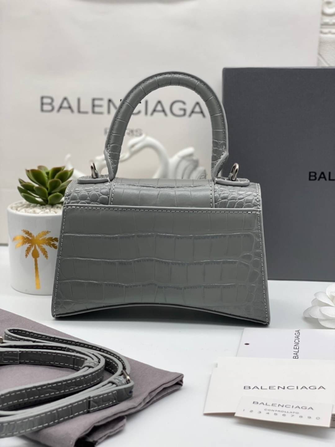 หนังแท้ BALENCIAGA HOURGLASS TOP HANDLE XS Shiny crocodile embossed calfskin การสร้างสรรค์ที่มีเอกลักษณ์เฉพาะตัว หรูหรา โทนสีโดดเด่น วัสดุหนังแท้ลายจระเข้ ภายในโล่งกว้างหนังแนปป้าอย่างดี เกรดออริจินอล ตอบโจทย์ได้ทุกลุค ทุกไลฟ์สไตล์ ภาพสินค้าถ่ายจากงานขายจ