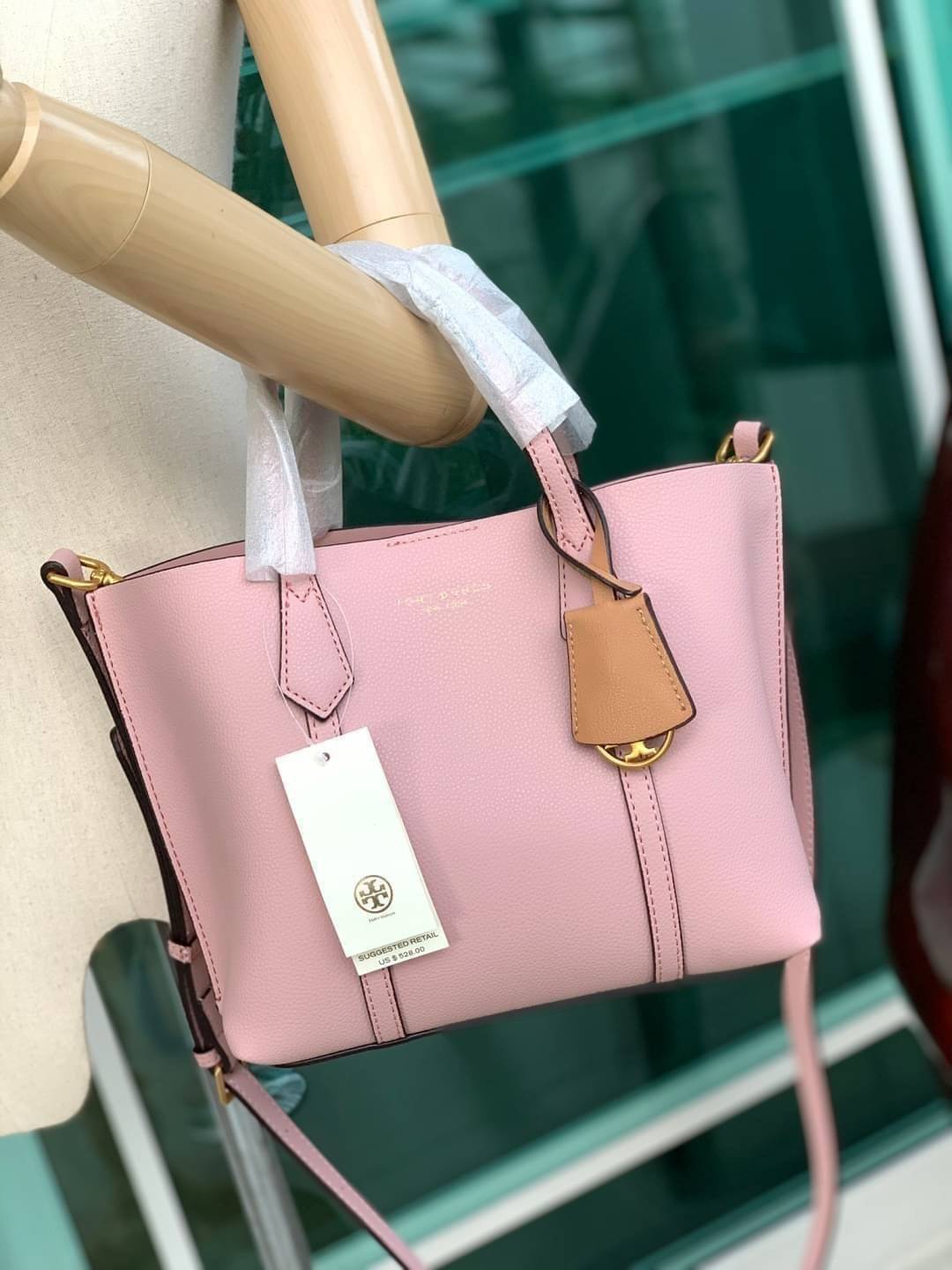 Tory Burch Perry small tote bag ออกแบบเพื่อเหมาะใช้งานได้ในชีวิตประจำวัน ใช้วัสดุผสมผสานช่วยให้กระเป๋าเป็นทรงสวยโดยยังคงคุณภาพนิ่ม สวยงามด้วยหนังวัวแท้ เรียบหรูและคลาสสิค สามารถใช้เป็น every day bag ภายในมีช่องแยกใช้งานอย่างชัดเจน ขนาดที่กำลังพอดีเลยจัดเป