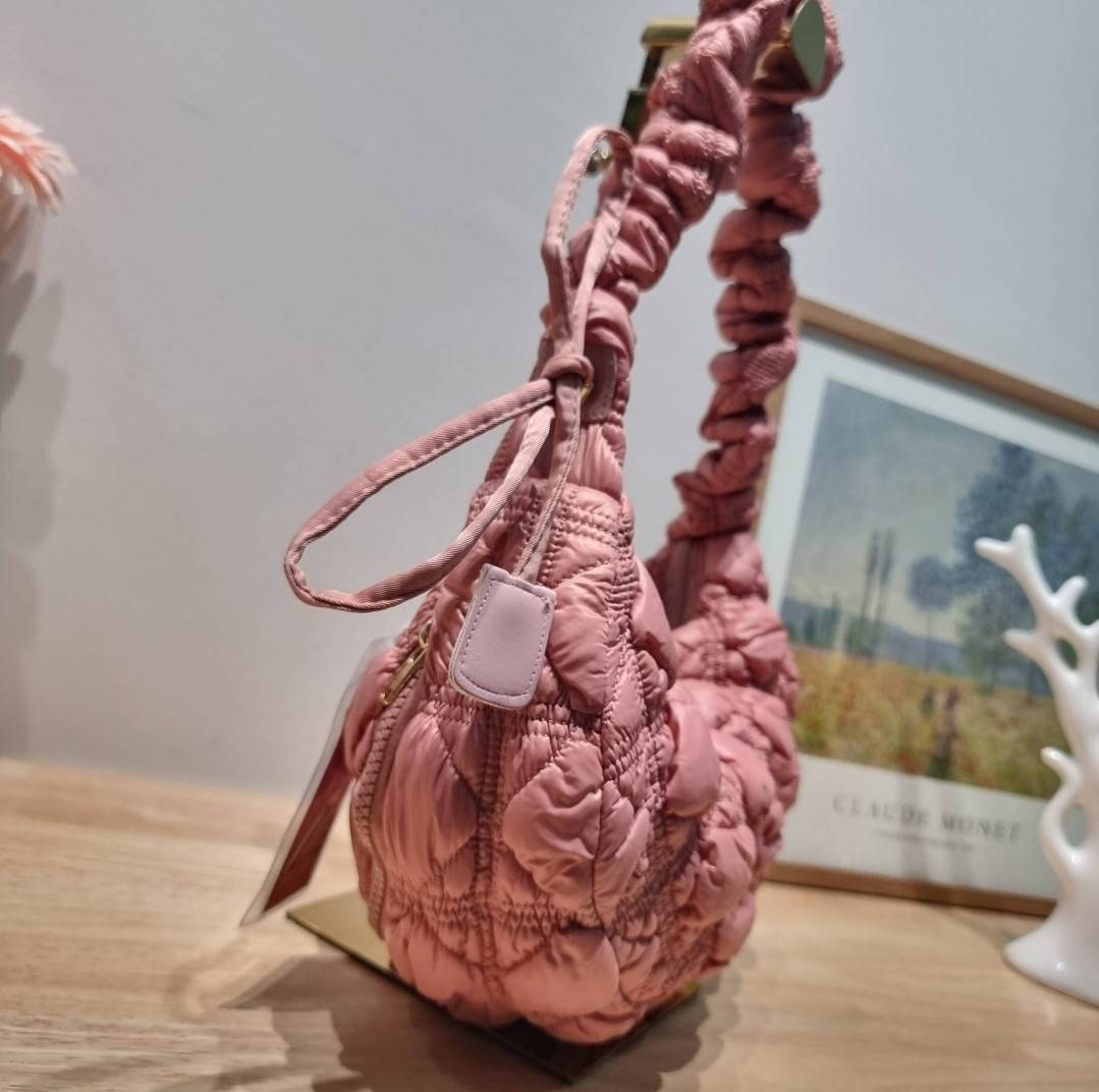 Carlyn cozy bag / Carlyn glaze bag 13 สีพร้อมส่ง อีกหนึ่งคอลเด็ด ที่ฮิตแบบฉุดไม่อยู่ กับไอเท็มนุ่มนิ่มจากเกาหลี พร้อมสีใหม่ล่าสุด กระเป๋าสะพายก้อนเมฆสุดเก๋ ที่สามารถใช้ได้หลากหลาย