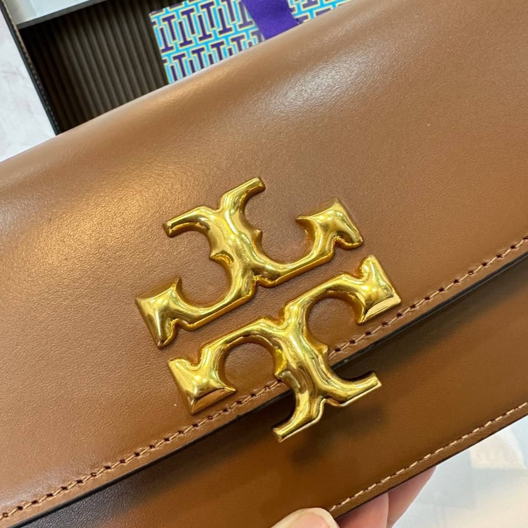 TORY BURCH ELEANOR SMALL LONG CONVERTIBLE SHOULDER กระเป๋าสะพายทรงยาว E/W Eleanor Convertible สูดหรู ดูแพง หนังแท้ เรียบสวยหรู โดดเด่นด้วยป้ายโลโก้สีทอง ลาย Double T อันเป็นเอกลักษณ์ ภายในช่องโล่งกว้างสามารถใส่โทรศัพท์ได้ทุกรุ่น สามารถใส่กระเป๋าสตางค์ใบยา