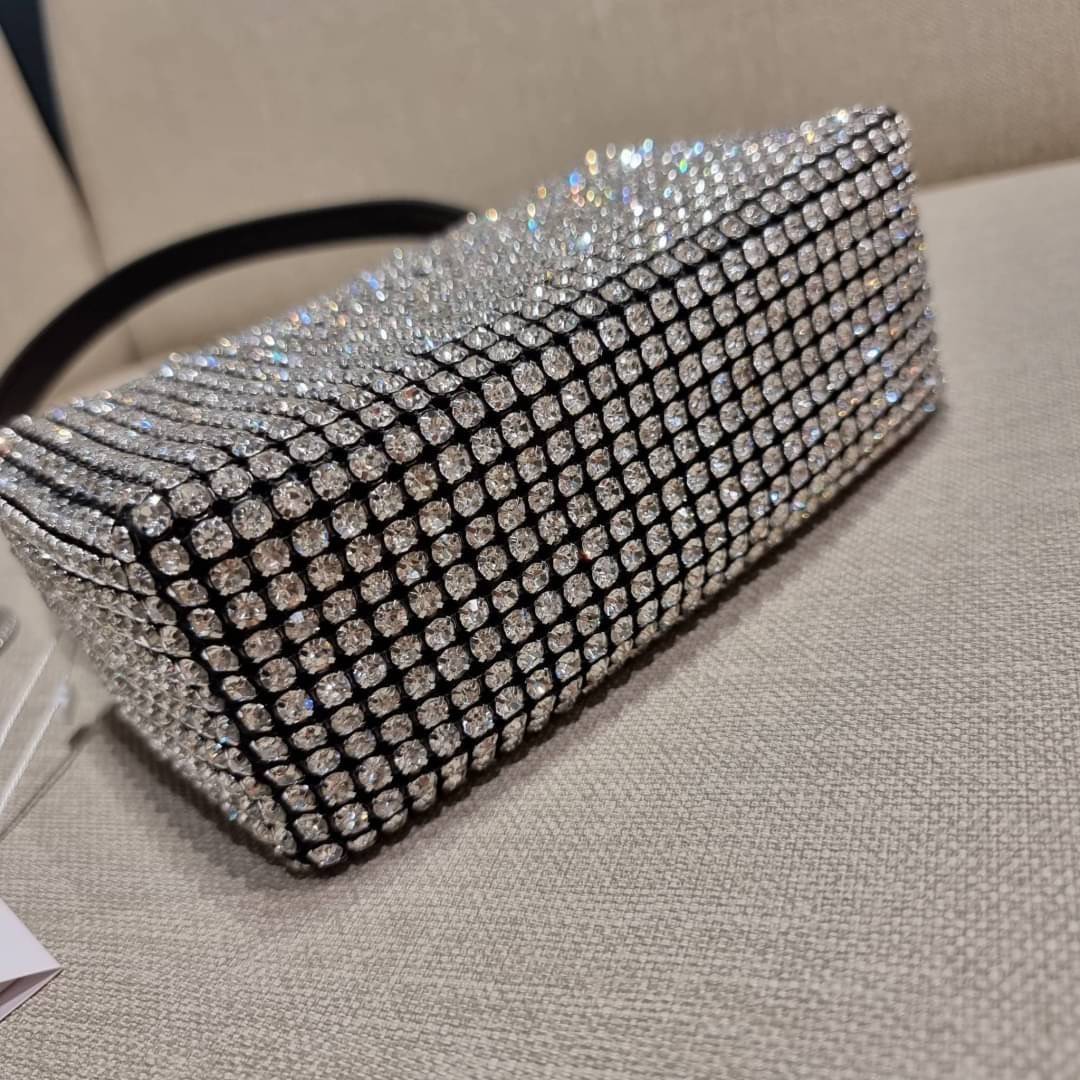 ALEXANDER WANG HEIRESS POUCH IN RHINESTONE MESH จัดให้แบบสุดตัว กับไอเท็มที่สาวๆต่างเรียกร้อง กับกระเป๋าพอชตกแต่งพลอยเทียม หรูหรา โดดเด่น ดูแพง ด้วยการตัดเย็บเรียงร้อยลงบนตาข่ายเนื้อละเอียด ทำให้ดูดีมีราคางดงามจริงๆ เปิด-ปิดด้วยซิป ขนาดกำลังสวย ภายในเป็นช