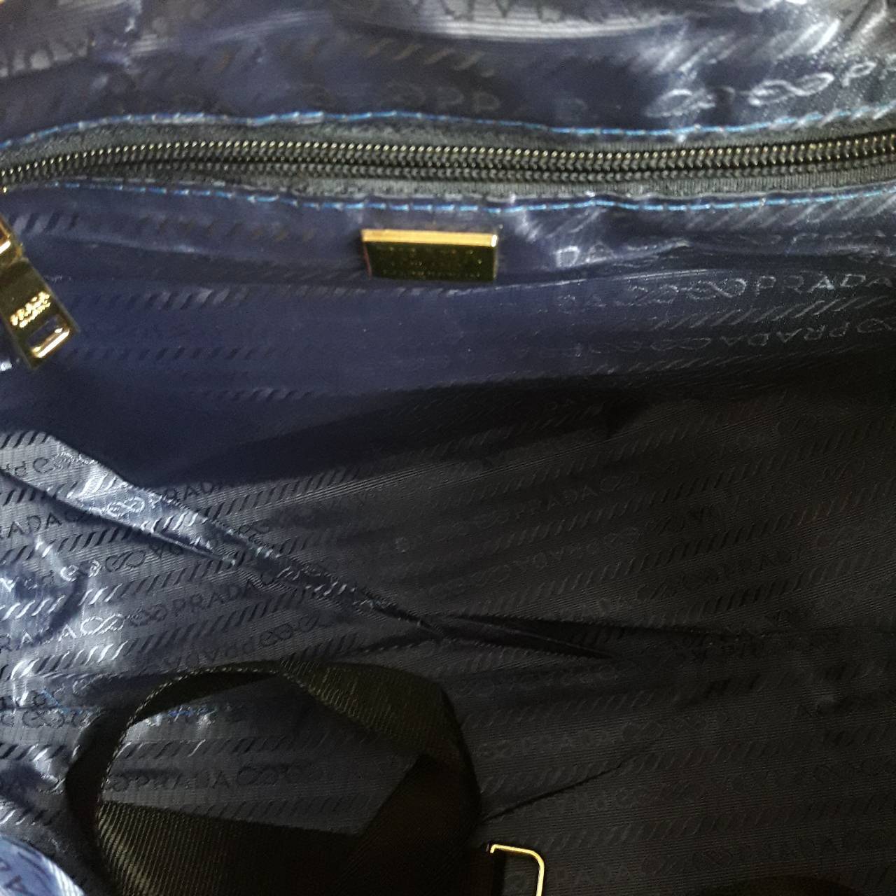 New arrival ! กระเป๋าทรง travel pillow bag จากงานพรีเมี่ยมกิ้ฟท์แบรนด์ PRADA ค่า เป็น กระเป๋าผ้า nylon ทั้งใบเลย น้ำหนักเบา สะพายสบายไหล่คะ ด้านหน้าปัก logo brand บนหมี ส่วนด้านหลักเป็น logo ชื่อแบรนด์คะ อะไหล่ทองทั้งใบ ด้านในกว้างม้ากกกกกกกบุผ้าปั้มแบรนด