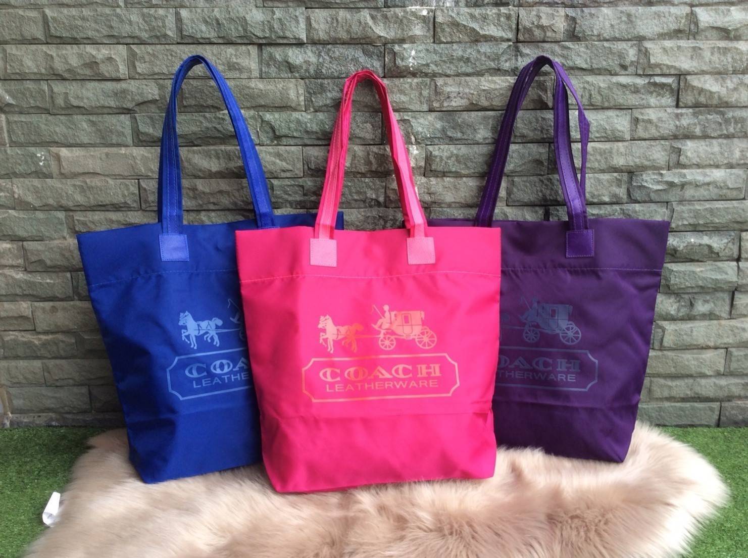 COACH nylon tote bag กระเป๋าสะพายทรง tote วัสดุ nylon หูหิ้วหนัง+ nylon ด้านหน้าปั๊ม logo brand เปิดปิดด้วยกระดุมแม่เหล็ก ภายในกว้าง ใส่ A4 ได้ และมีช่องซิปเล็กใส่ของจุกจิก ใบนี้จุได้เยอะ ทนทานทำความสะอาดง่ายค่ะ สวยทุกสีค่ะ