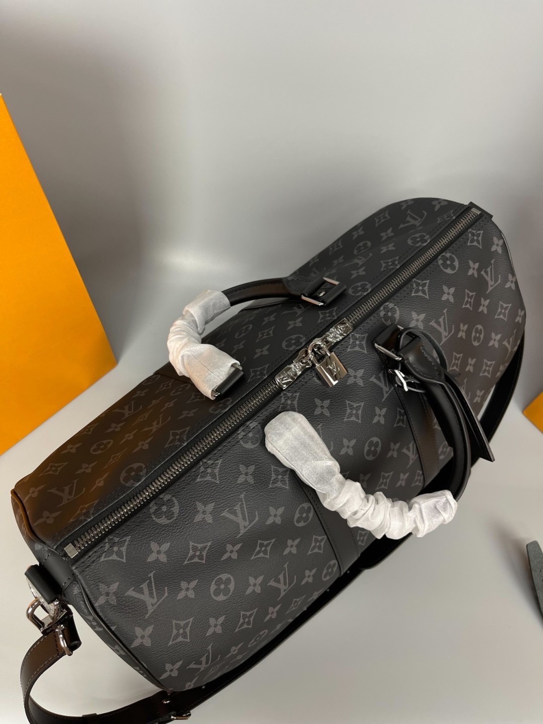 LV Keepall Bandoulière 45 Monogram Eclipse / Damier Graphite Canvas กระเป๋าเดินทางแบบดัฟเฟิล เป็นรุ่นที่เคียงข้างนักเดินทางรอบ สวยหรูโลกสง่างามตลอดกาล มีไว้ไม่มีเอาท์ เกรดท็อป ออริ เทียบแท้ 1:1 เกรดดีสุด