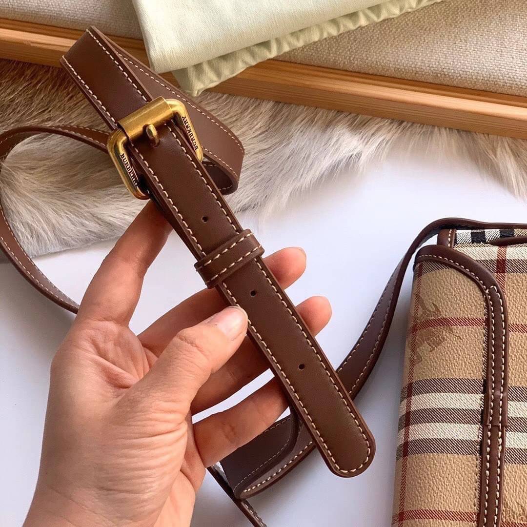 BURBERRY CROSSBODY VINTAGE BAG VIP GIFT WITH PURCHASE (GWP) พรีเมี่ยมกิ๊ฟ Limited Edition จากBURBERRY วัสดุหนังPVC สวยอยู่ทรง เปิดปิดด้วยฝาปิดกระดุมแม่เหล็กประดับริบบิ้นพู่