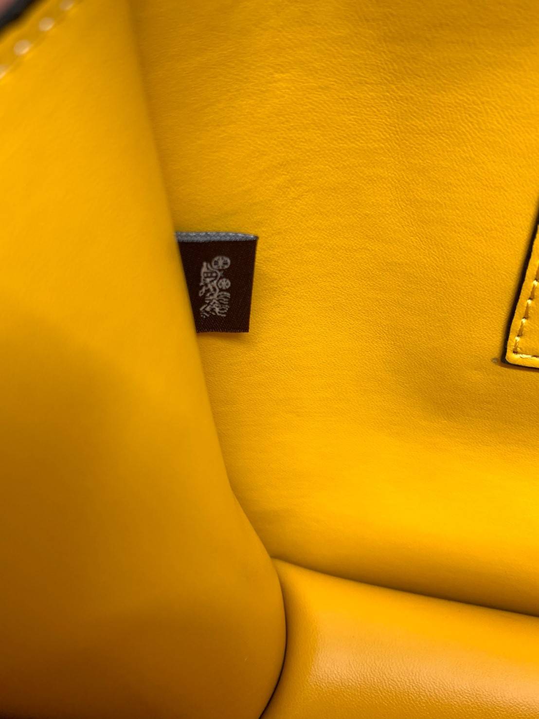 COACH ALIE SHOULDER BAG ((4615)) กระเป๋าสะพายข้างหรือสามารถทบสายกันเพื่อคล้องไหล่ได้ค่ะ วัสดุหนังแท้ หนังนิ่มสวยงามมากๆค่ะ ด้านหน้าเป็นแผ่นโลหะแบรนด์ดูหรูทีเดียว เปิดปิดกระเป๋าแบบกดล็อค ภายในแบ่งช่องหลักหนึ่งช่องค่อนข้างกว้างใส่มือถือได้ทุกรุ่น;กระเป๋าเงิ