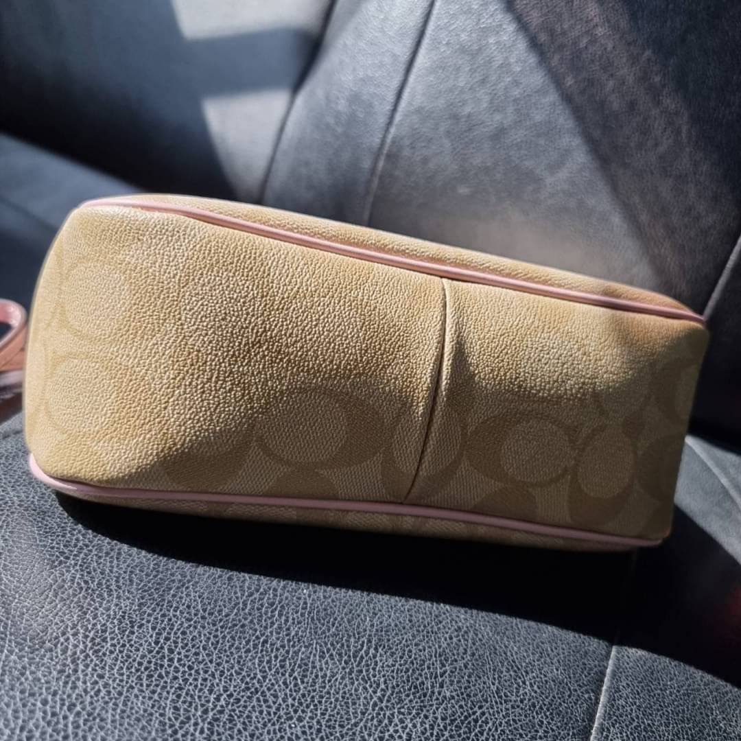 COACH F58321 TOP HANDLE POUCH อีกรุ่นฆ่าไม่ตาย!! 😎 ขายดีขายหมด ขายรวยขายปังๆ!! กระเป๋าพอชจากโค้ช ทรงใช้งานง่าย สะดวก กะทัดรัด วัสดุหนังแคนวาสเคลือบคุณภาพดี มาพร้อมสายคล้องในตัว และสายสะพาย crossbody ปรับเปลี่ยนได้ตามสไตล์ อีกหนึ่งไอเท็มที่สาวๆต้อง