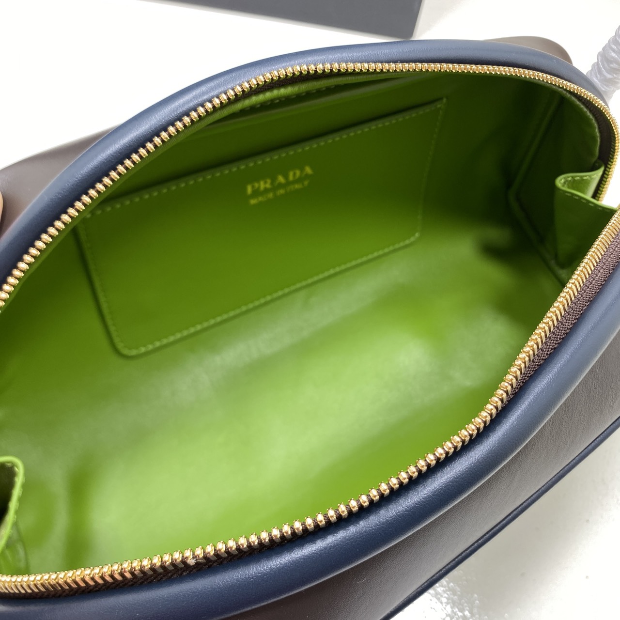 TOP ORI หนังแท้ | Prada Swing smooth leather shoulder bag / Prada Hobo Bag กระเป๋าสะพายสไตน์สปอร์ตเรียบหรูดีไซน์ใหม่เรียบง่าย หนังแท้เรียบสวยสัมผัสนุ่มละมุน โทนสีทูโทนแต่งแต้มสีสันให้โดดเด่น