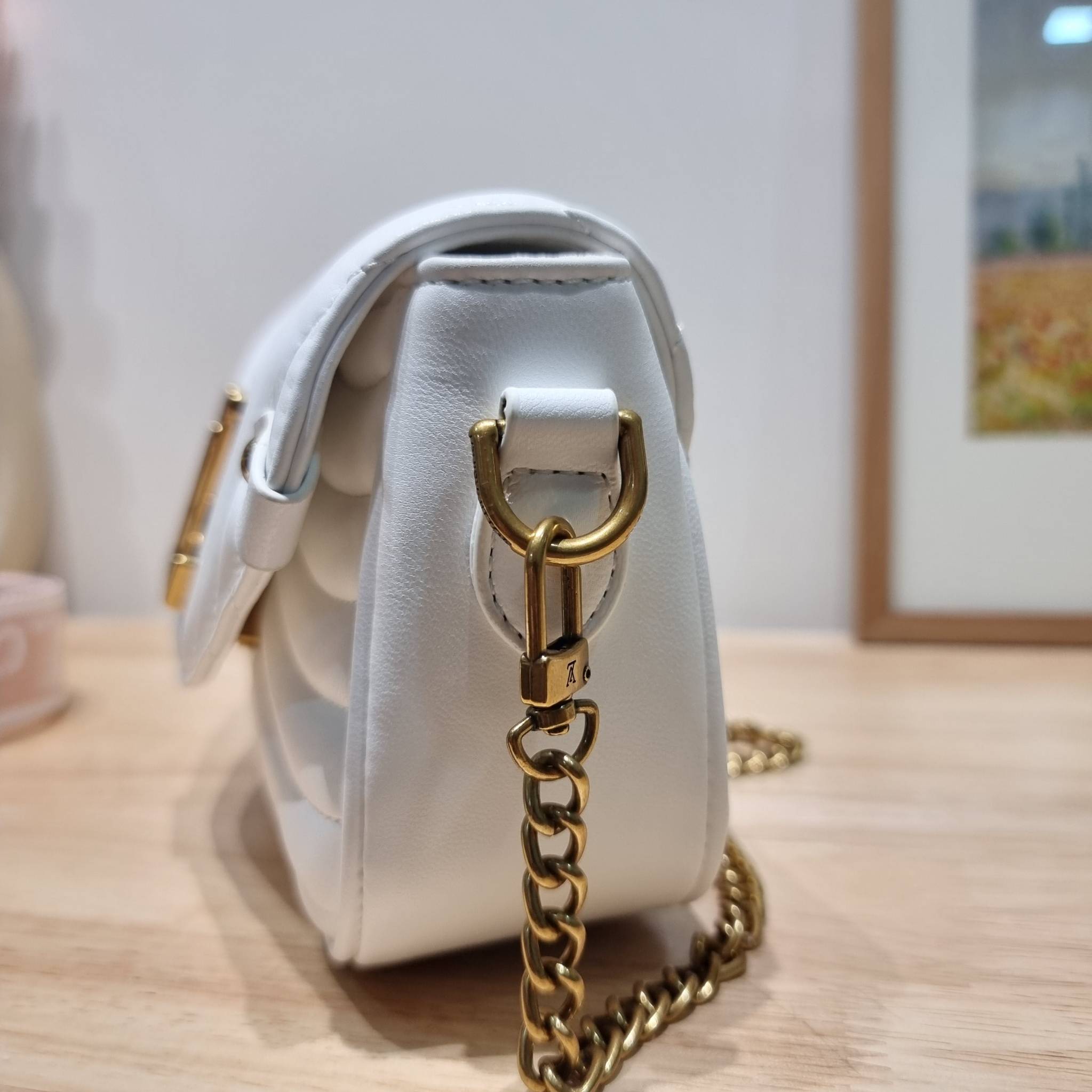 LV new wave pochette multi bag กระเป๋าสะพายมัลติฟังก์ชั่น มาพร้อม box set รับรองว่าดีงาม ลูกเล่นคลาสสิคผสานความวินเทจ