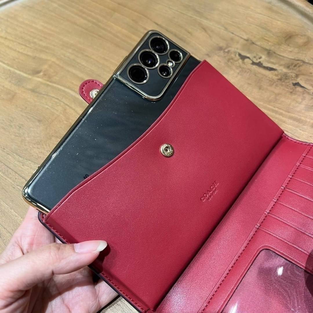 COACH C3371 TECH PHONE WALLET WITH SPACED WILDFLOWER ดีไซน์ใหม่ คอลเลคชั่นสวยหรู กระเป๋าสตางค์พร้อมสายคล้องมือ ง่ายต่อชีวิตมากจ้า!! มันดีอะไรเบอร์นี้ ใส่ได้ทั้งบัตร และโทรศัพท์ก็ใส่ได้ทุกรุ่น แถมยังมีช่องซิปแยกไปอีก ช่องเยอะไม่ต้องห่วงจริงๆ วัสดุหนังแคนวา