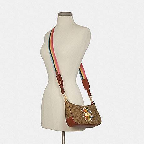 COACH C7264 C6823 C6817 JES BAGUETTE IN SIGNATURE CANVAS คอลเลคชั่นใหม่ล่าสุด พร้อมเสิร์ฟความสวยถึงบ้านเช่นเคย!! กระเป๋าสะพายทรงบาแกตต์ ดีไซน์ย้อนยุค ที่แอบแฝงความเรียบหรูดูแพงอยู่ในตัว โดดเด่นด้วยสายสะพายเส้นใหญ่ โทนสีคอนทราส ทำให้ไอเท็มนี้ดูมีลูกเล่นมาก