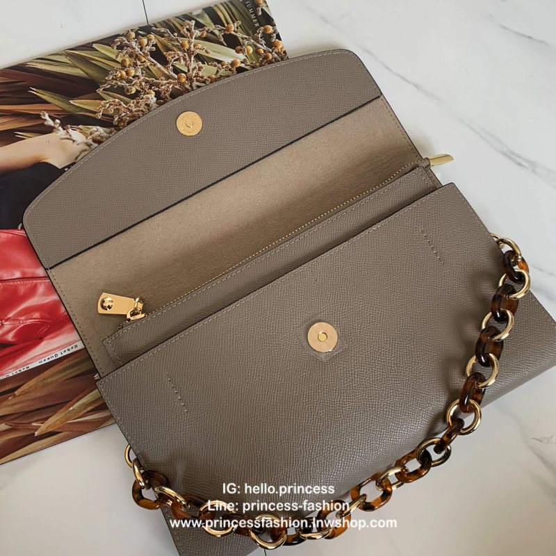 คลัชมาใหม่ สัปดาห์นี้ค่า ‘ Stair ‘ Clutch bag ✔️รอบนี้เข้าเพิ่มอีก 5 ลายเลยน๊า หลังจากปล่อยคอลเลคชั่นแรกออกไปแล้วได้รับความนิยมมากๆ รอบนี้จัดเฉดสีกลางๆ ให้แมทช์ง่ายกับชุดด้วยค่า **หนังวัวแท้ค่า