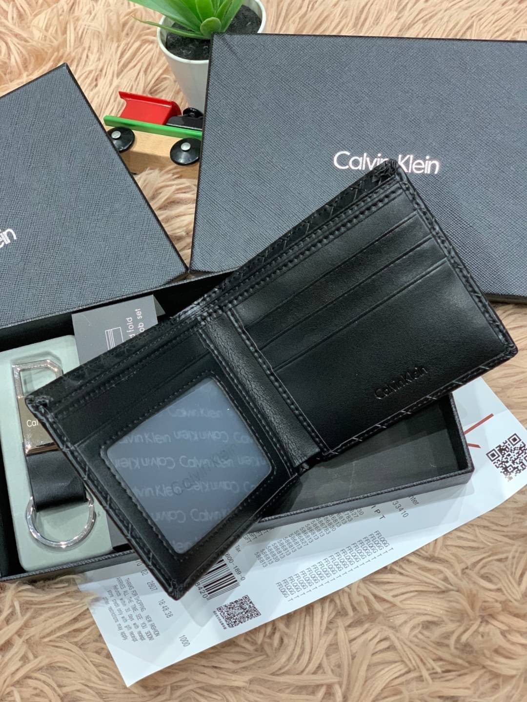 ของแท้ 💯% 】CALVIN KLEIN SHORT WALLET & KEY CHAIN SET เซ็ทสุดคุ้มกับอีกหนึ่งคอลเลคชั่นสำหรับคุณผู้ชาย ในเซ็ทประกอบไปด้วยกระเป๋าสตางค์ทรงสั้น ใช้งานง่าย