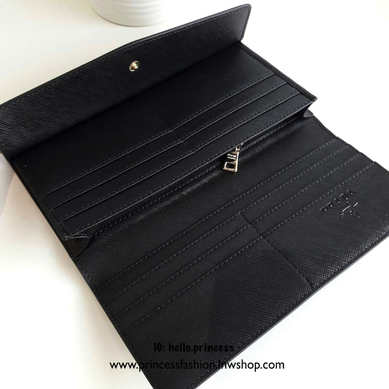 Best Seller~~ กระเป๋าสตางค์ยาว **ทรงหรู จากงานพรีเมี่ยมกิ้ฟ จากเคาเตอร์ต่างประเทศ จากแบรนด์ PRADA ลายหนัง saffiano ของแท้ 100% มีช่องใส่บัตร ถึง 12 ช่อง และช่องซิปใส่ของจุกจิกได้ น้ำหนักเบา จับถนัดมือ ขนาดกำลังดีคะ ถือแล้วดูดี อะไหล่ทองสุดหรู **ใช้แล้วสวย