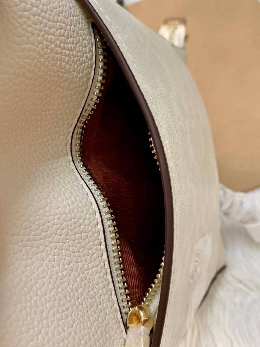 COACH SMALL MARLON SHOULDER BAG ((1600//1597)) 🌈พร้อมส่งที่ไทยอีกครั้ง ตามคำเรียกร้อง ห้ามพลาด! กระเป๋าหิ้ว//คล้องไหล่//สะพายข้างได้ หนังแท้ ทรงสวยมากค่ะ ด้านหน้ามีช่องซิปซ่อนแบบหนังห้อยให้2ช่อง ใส่ของจุกจิกค่ะ เปิดปิดกระเป๋าแบบซิป ภายในกว้างใส่ขอ