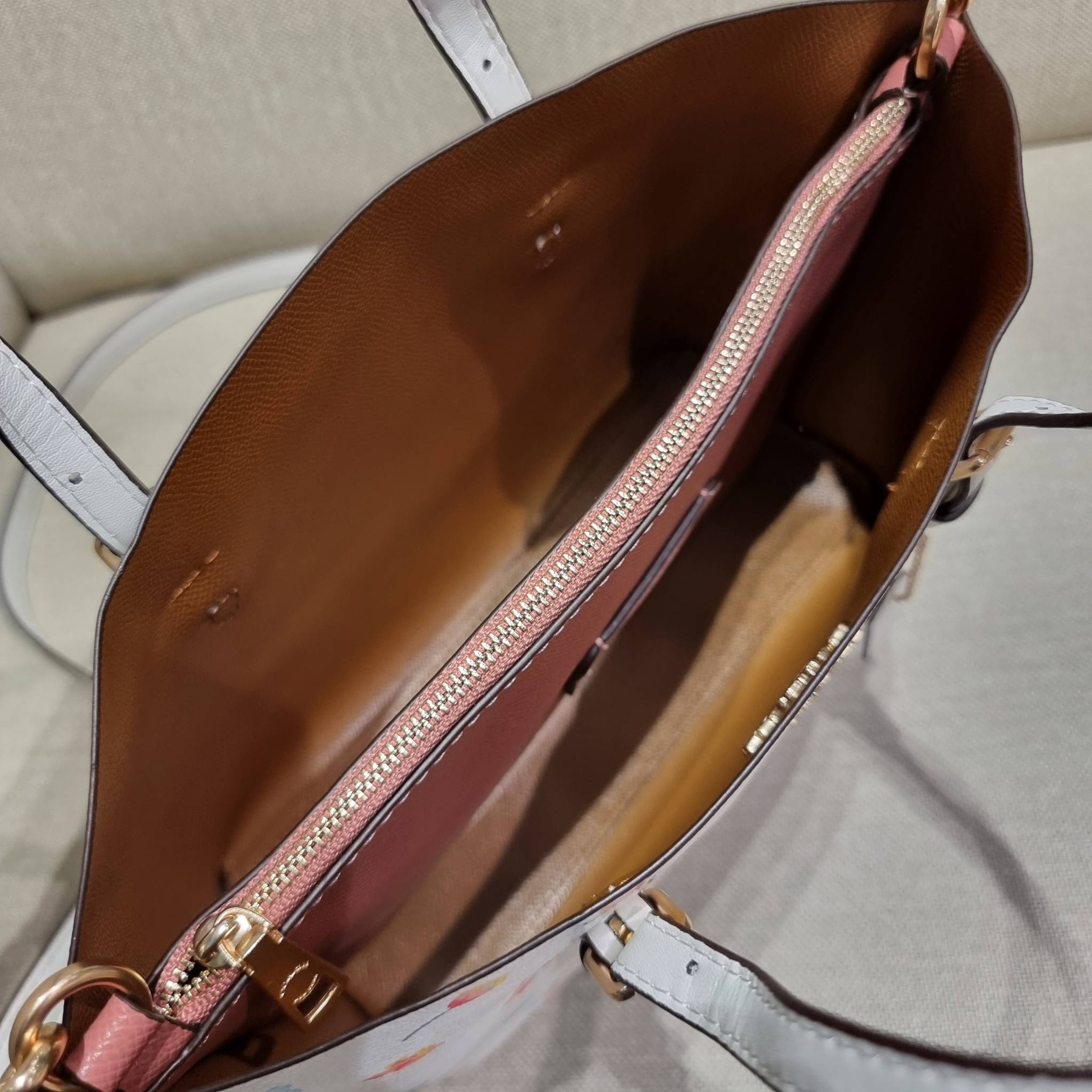 COACH C8612 MOLLIE TOTE 25 IN SIGNATURE CANVAS WITH MYSTICAL FLORAL PRINT คอลใหม่ล่าสุด ยังไม่เข้า shop ไทย สวยๆแบบไม่ต้องรอพรีฯให้ยาวนาน กับกระเป๋าโท้ทไซส์เล็กที่สาวๆต่างก็ต้องปักใจรัก สวยสมใจ ดีไซน์ลวดลายดอกไม้ คละเคล้าเต็มใบ ดูละมุน สดใส น่าใช้สุดๆ วัส