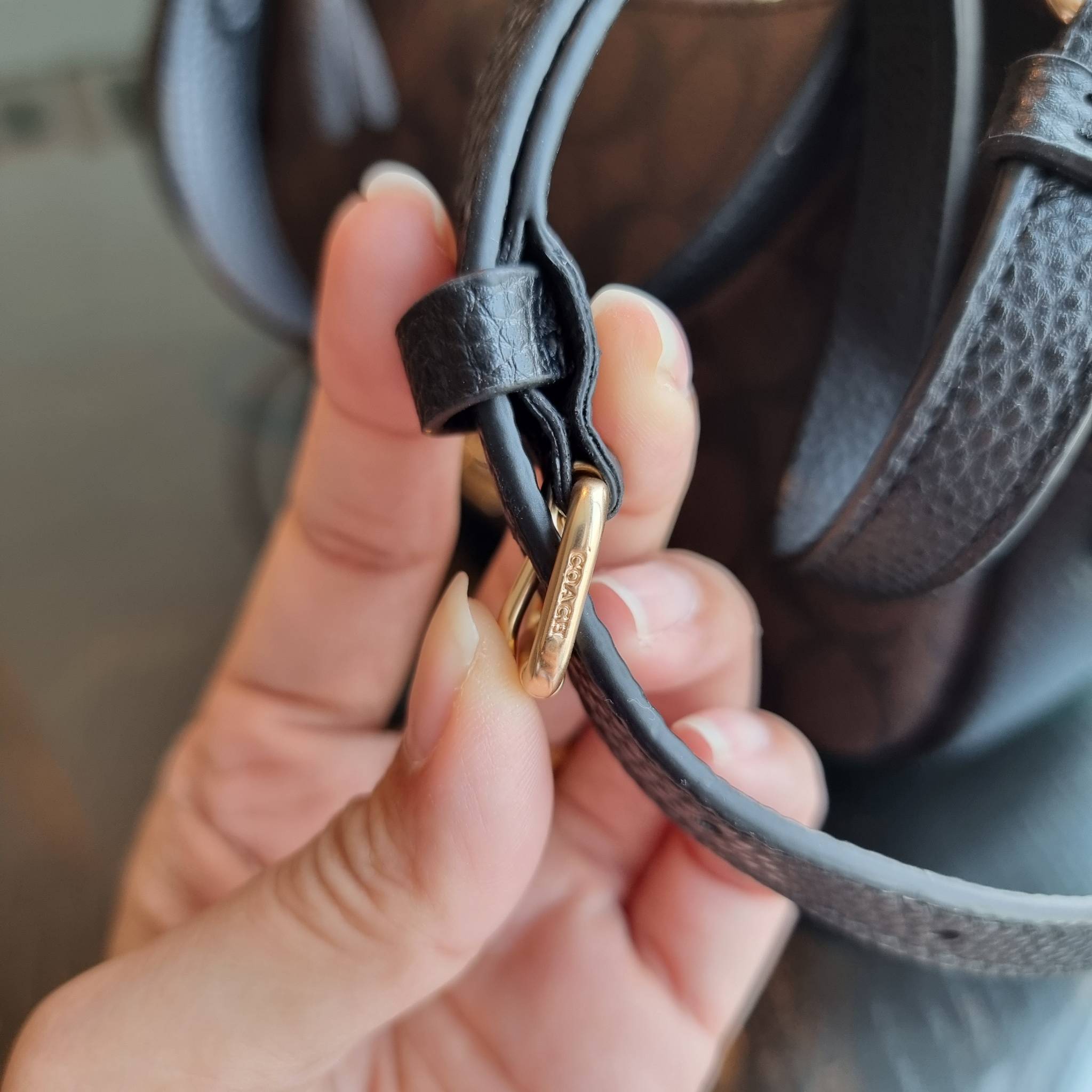 COACH C7223 PENNY SHOULDER BAG 25 IN SIGNATURE CANVAS คอลเลคชั่นเพนนีสุดคิ้วท์ ในรูปแบบของกระเป๋าสะพายไหล่กึ่งทรงพอช พร้อมเสิร์ฟความสวยถึงบ้านไปเลย!! ด้วยดีไซน์คลาสสิคย้อนยุค ที่แอบแฝงความเรียบหรู มาพร้อมสายสะพาย 2 เส้น เป็นสายคล้องมือและสายสะพายครอสบอดี้