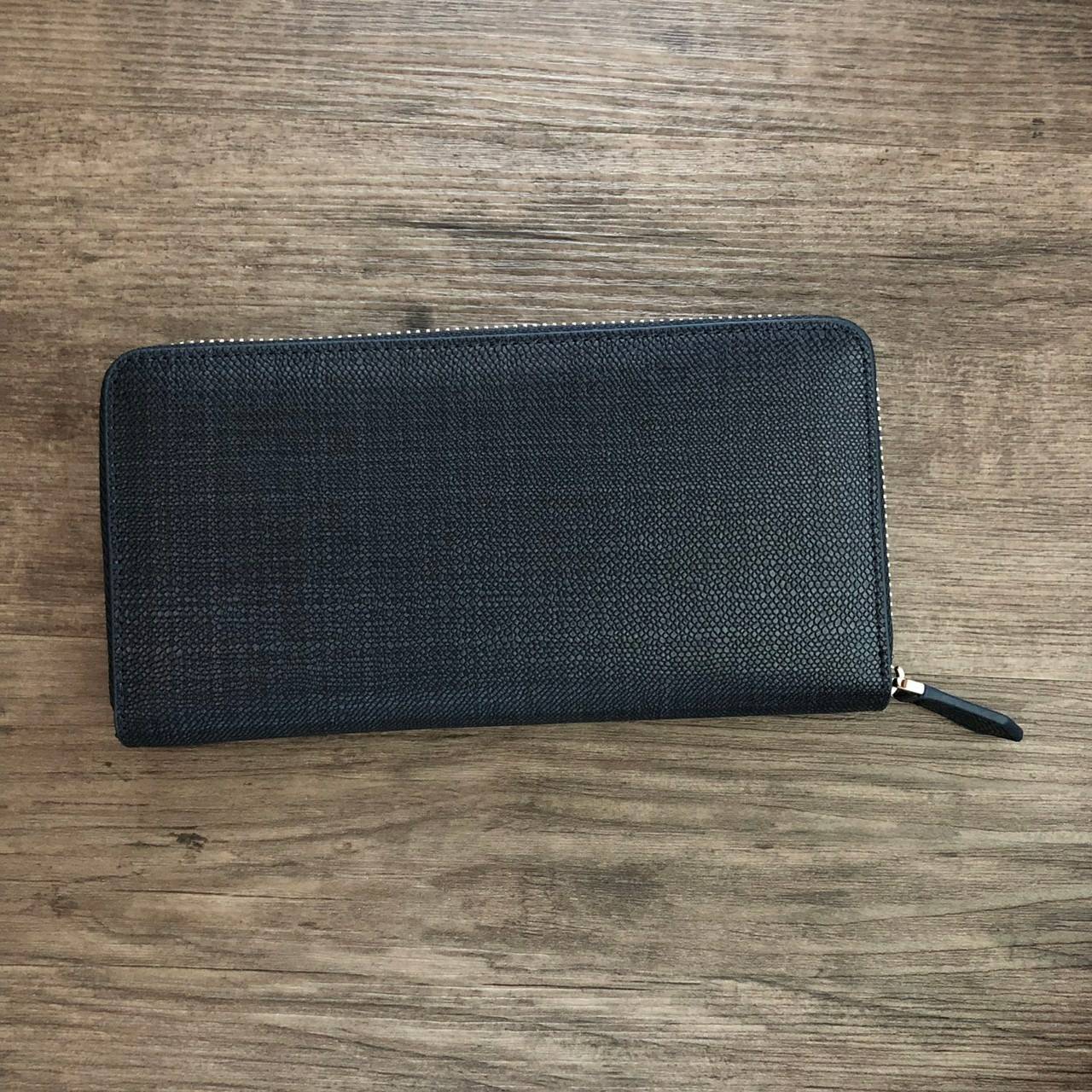 กระเป๋าสตางค์ใบยาว PEDRO เปิด - ปิดกระเป๋าด้วยซิปรอบ ด้านในมีช่องใส่บัตรหลายช่อง ช่องใส่ธนบัตรและช่องซิปใส่เหรียญ จะมอบเป็นของขวัญหรือใช้เองก็แนะนำเลยค่ะ