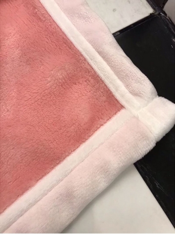 VIP GIFT 】Best Gift! Chanel Blanket พร้อมส่งไอเท็มแนะนำ ผ้าห่มนุ่มนิ่ม ขนปุยๆๆ สบายผิวมาก เนื้อผ้านิ่มฟูนุ่มใช้ได้ทุกโอกาส ขนาดกำลังดี พกพาสะดวก สามารถพกไว้ใช้ในรถ ใช้ในออฟฟิศได้ จะซื้อใช้เองหรือมอบเป็นของขวัญก็ดูดีพร้อมส่งที่ไทย ราคาสุดคุ้มไม่ต้องรอพรีฯ