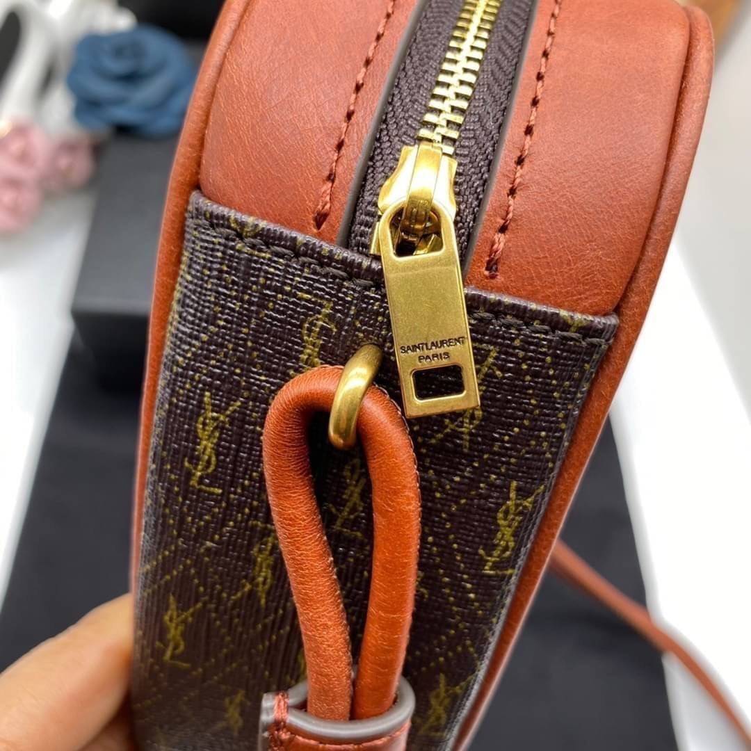 ORI SAINT LAURENT Leather-Trimmed Monogrammed Coated-Canvas Messenger Bag / YSL Messenger Bag เกรดออริจินอล หนังแท้ ใช้งานต่างประเทศได้ ภาพถ่ายจากงานขายจริง กระเป๋าสะพายสไตล์วินเทจ งานหนังแท้สวย โทนสีผู้ดีมากค่ะ ภายในโล่งจะสะพายไหล่ CROSSBODY ก็ดูดี สินค้