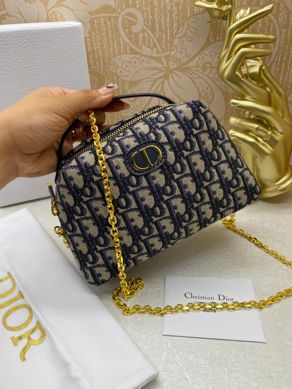 DIOR 30 MONTAIGNE D-COSY MINI BAG | Blue Oblique Jacquard / Dior vanity พลาดไม่ได้เลยกับคอลสุดหรู ดีไซน์ใหม่ 2023 รูปทรงคลาสสิค พร้อมหูจับในตัว สะดวกใช้งาน สะพายข้างเป็นโซ่เดี่ยว กระเป๋าสะพายเอนกประสงค์ ที่สามารถใช้สะพายได้ทุกวันอย่างคล่องตัว
