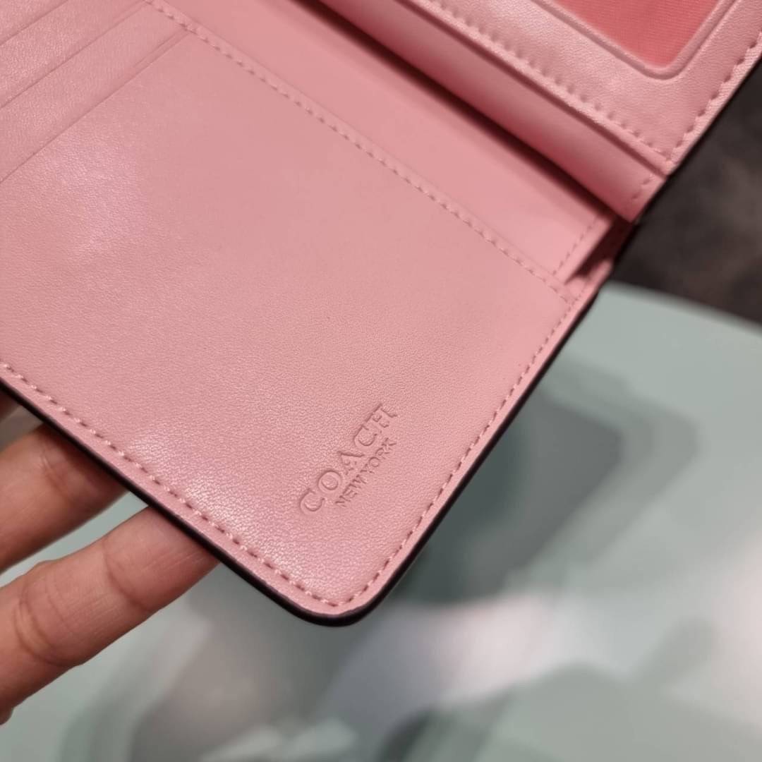 COACH C3375 MEDIUM CORNER ZIP WALLET IN SIGNATURE CANVAS WITH DAISY PRINT ดีไซน์ใหม่ล่าสุด!! คอลเลคชั่นลายพริ้นท์ เพิ่มลูกเล่นให้กระเป๋าสตางค์ของคุณ กับกระเป๋าสตางค์ใบกลาง ขนาดกำลังเหมาะมือ วัสดุหนังแคนวาส ดูแลรักษาง่าย มีช่องใส่บัตรและธนบัตรครบ และช่องซิ