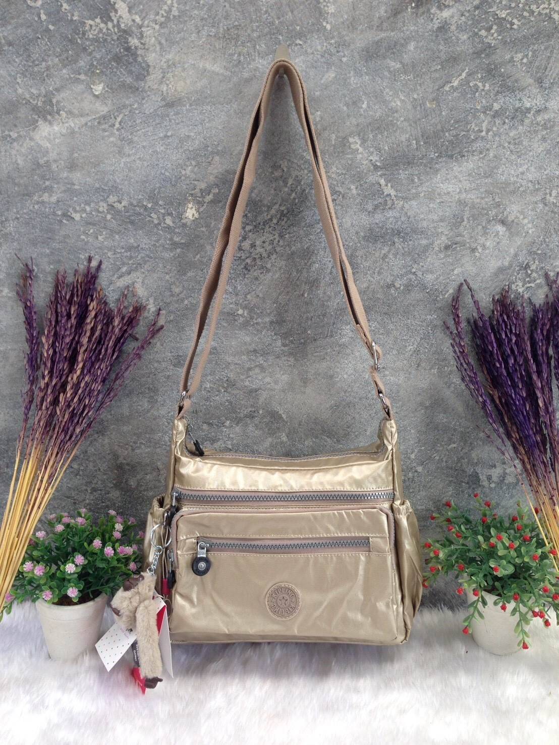 KIPLING Shoulder Bag (K25511) Outlet Hongkong กระเป๋าสะพาย วัสดุ nylon คุณภาพดี กันน้ำ ตามแบบฉบับแบรนด์ แบ่งเป็นช่องซิป 5 ช่อง สามารถใส่ไอแพด กระเป๋าสตางค์ใบยาว และมือถือได้ทุกรุ่นค่ะ จุคุ้มมากๆ น้ำหนักเบา สายสะพายปรับได้ จะสะพายไหล่ หรือ crossbody ได้สบา