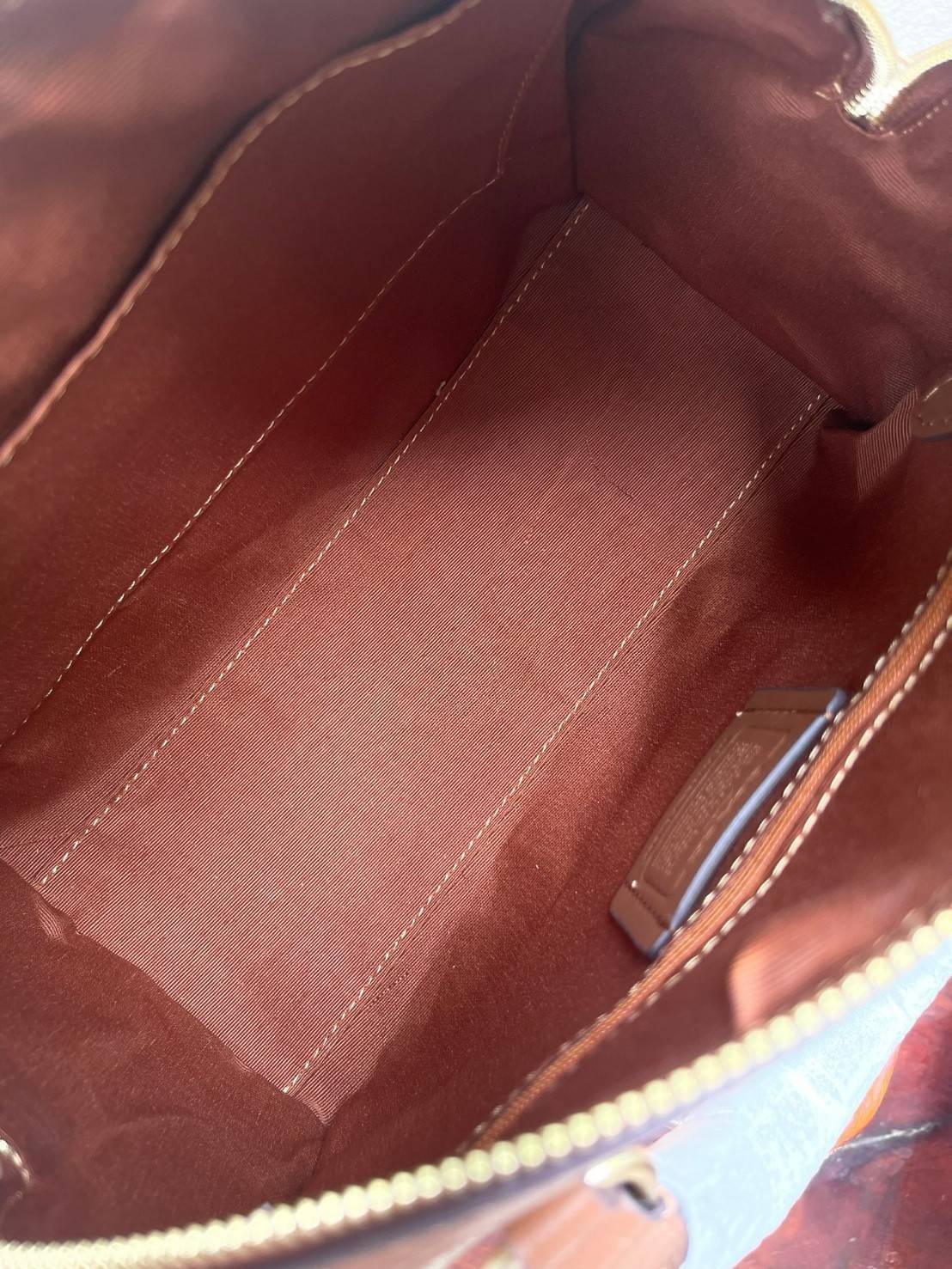 COACH Signature Canvas Rowan Satchel Crossbody จุดเด่นของกระเป๋าทรงsatchel bag คือรูปทรงของกระเป๋าดูแข็งแรง มั่นคง ไม่เสียทรงง่าย มาพร้อมหูหิ้วที่ด้านบนของกระเป๋า ลายแคนวาสที่เป็นซิกเนเจอร์แบบเอกลักษณ์ ช่องใช้งานทุ้งภายในและภายนอก นอกจากนี้ กระเป๋าประเภทน