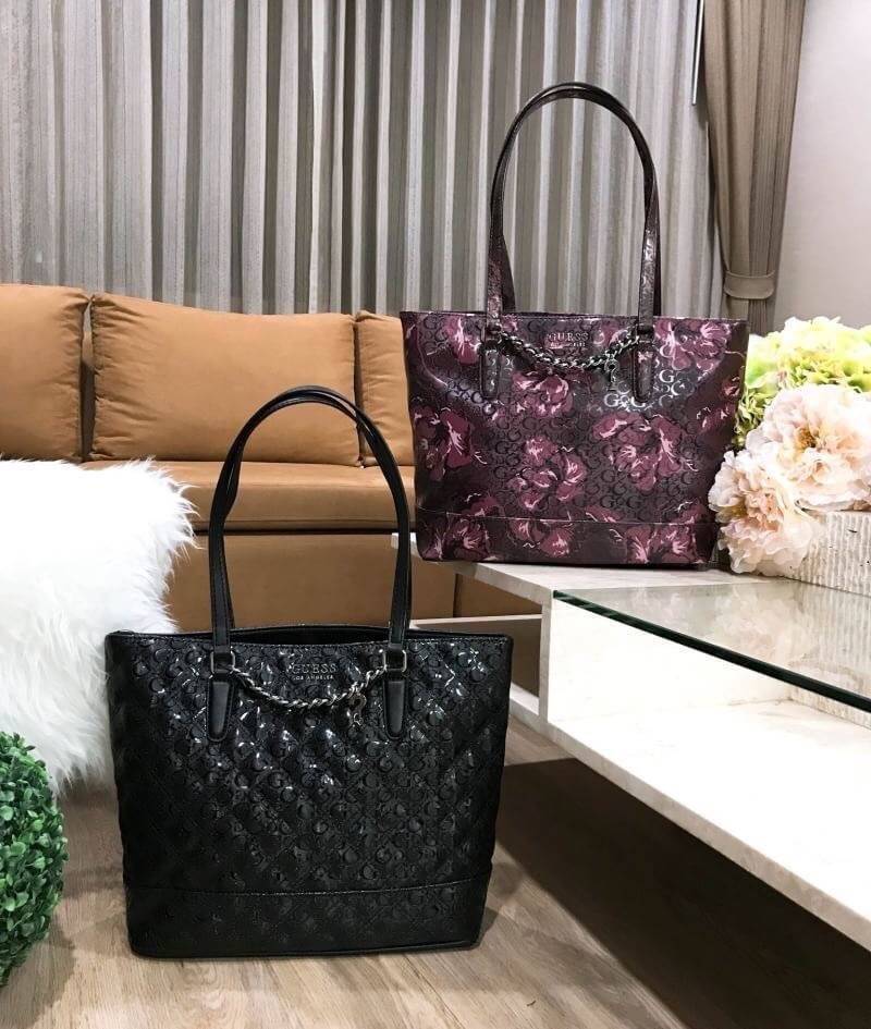GUESS PRINTED FLOWERS SHOPPER BAG (SIZE L) กระเป๋าสะพายทรง TOTE หนังสวยอยู่ทรง ใบใหญ่กำลังดี น้ำหนักเบา ด้านหน้าประดับโลโก้แบรนด์ พร้อมโซ่ เปิดปิดด้วยซิป ภายในกว้างจุได้เยอะ แบ่งช่องเป็นสัดส่วน ใส่ A4 ได้ มีช่องซิป และช่องเล็ก มากับราคาสุดคุ้มค่ะ