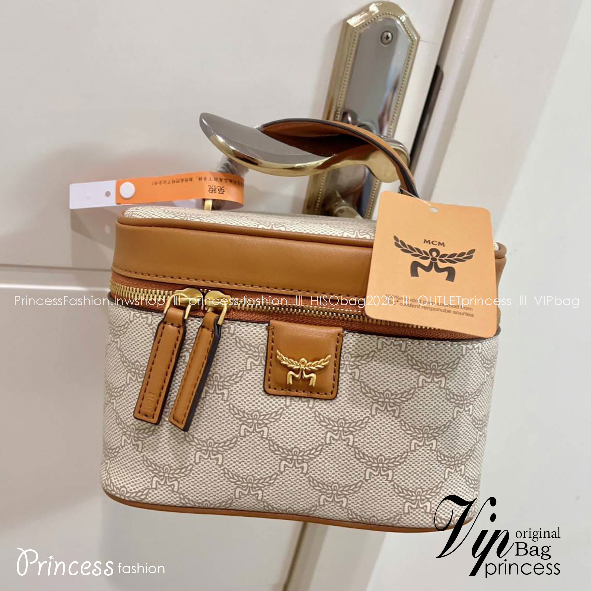 M.C.M HIMMEL VANITY CASE IN LAURETOS กระเป๋าทรงกล่อง มีหูจับด้านบน หนังสวยนุ่มมือ สวยงาม อะไหล่ทอง