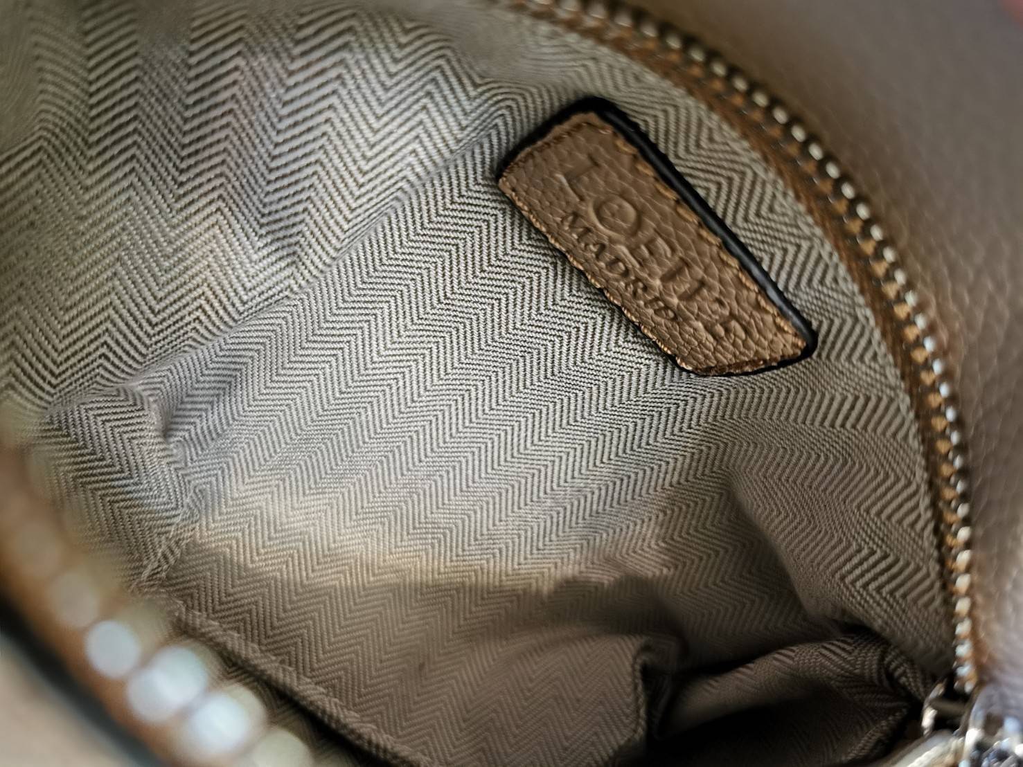 พรีเมี่ยมกิ๊ฟแท้ 100% 】LOEWE CROSSBODY BAG VIP GIFT WITH PURCHASE (GWP) กระเป๋าถือหรือสะพาย Limited Edition จาก LOEWE PERFUME DUTYFREE COUNTER วัสดุ Leather Calfskin หนังแท้สวยอยู่ทรง ขนาดมินิกำลังดี น้ำหนักเบา เปิดปิดด้วยซิป ภายในโล่งกว้างสามารถใส่มือถือ