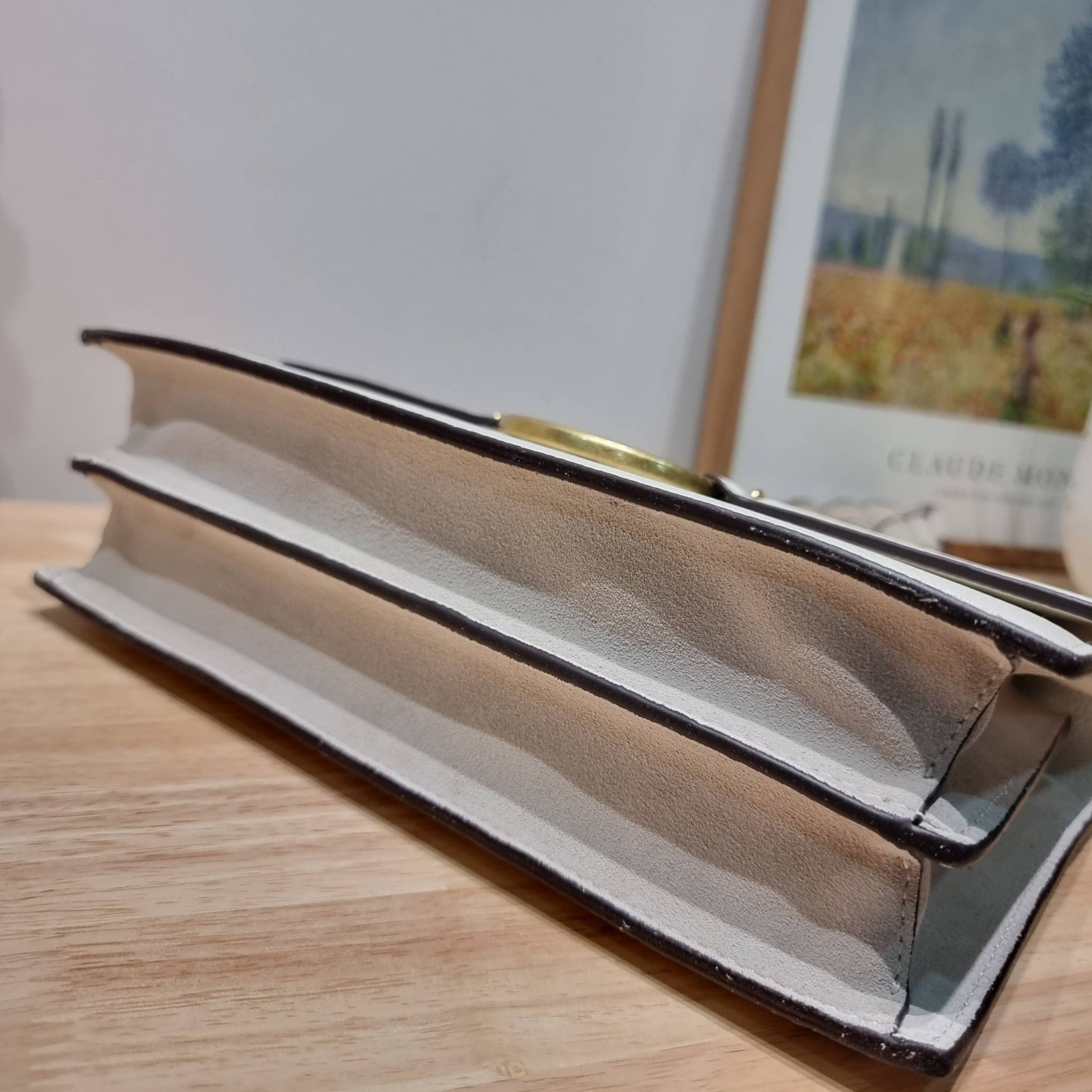 TORY BURCH MILLER SHOULDER BAG / Tory Burch Bag รุ่นยอดนิยม รุ่นหายาก รุ่นที่สาวๆตามหา ใบนี้เลย!! สวยหรู ผู้ดีทุกสี กระเป๋าสะพายไหล่ ดีไซน์อยู่ทรง คลาสสิคแฝงความหรูด้วยโลโก้สีทองอร่ามโดดเด่น